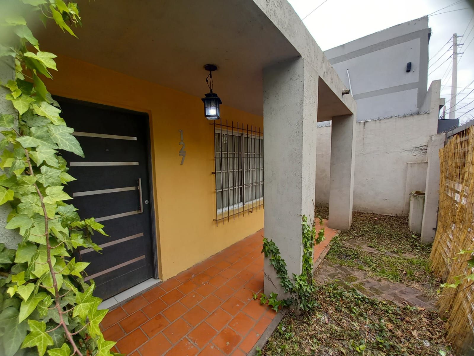 CASA 3 AMBIENTES CON AMPLIO FONDO CON PILETA