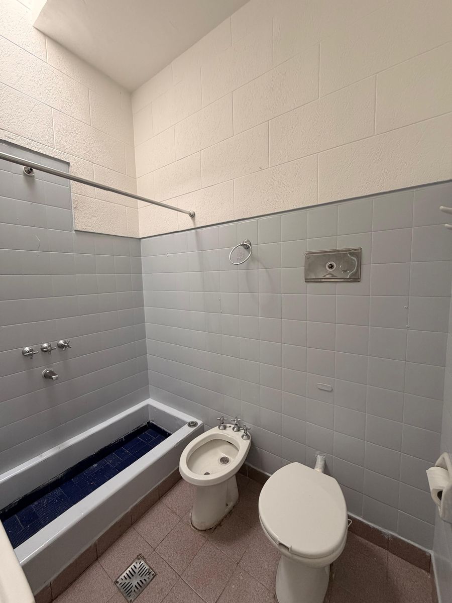 Casa americana 4 ambientes en excelente ubicacion y con amplio fondo. APTO CREDITO. Villa Luzuriaga - 2