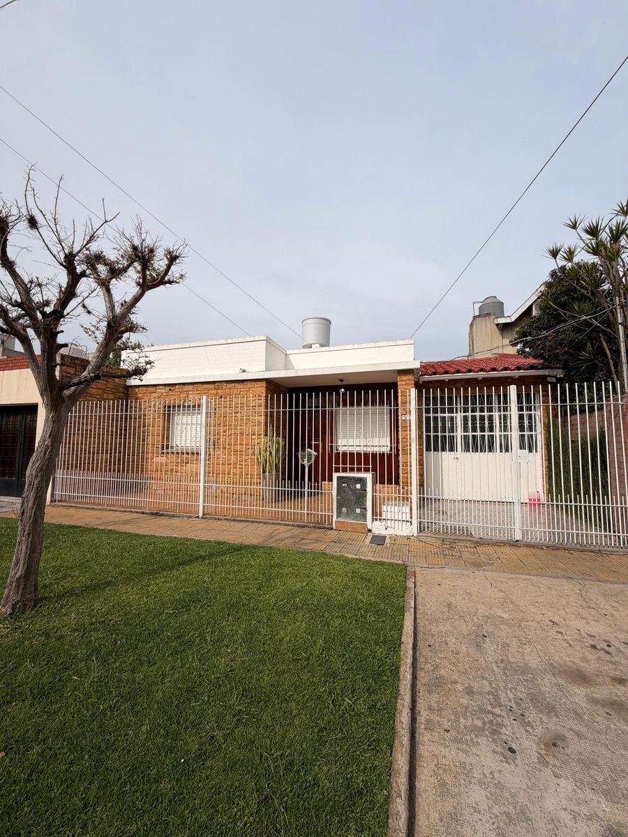 Casa americana 4 ambientes en excelente ubicacion y con amplio fondo. APTO CREDITO. Villa Luzuriaga - 9