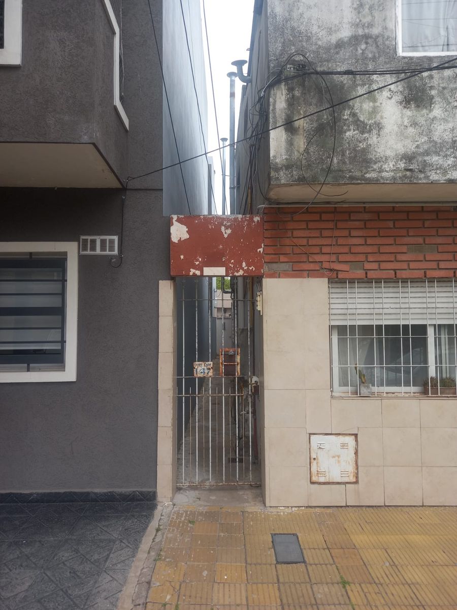 Departamento tipo casa 4 ambientes con balcon aterrazado. Villa Luzuriaga - 1