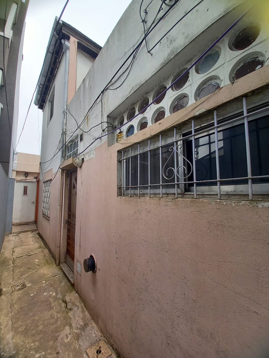 Departamento tipo casa 4 ambientes con balcon aterrazado. Villa Luzuriaga - 2