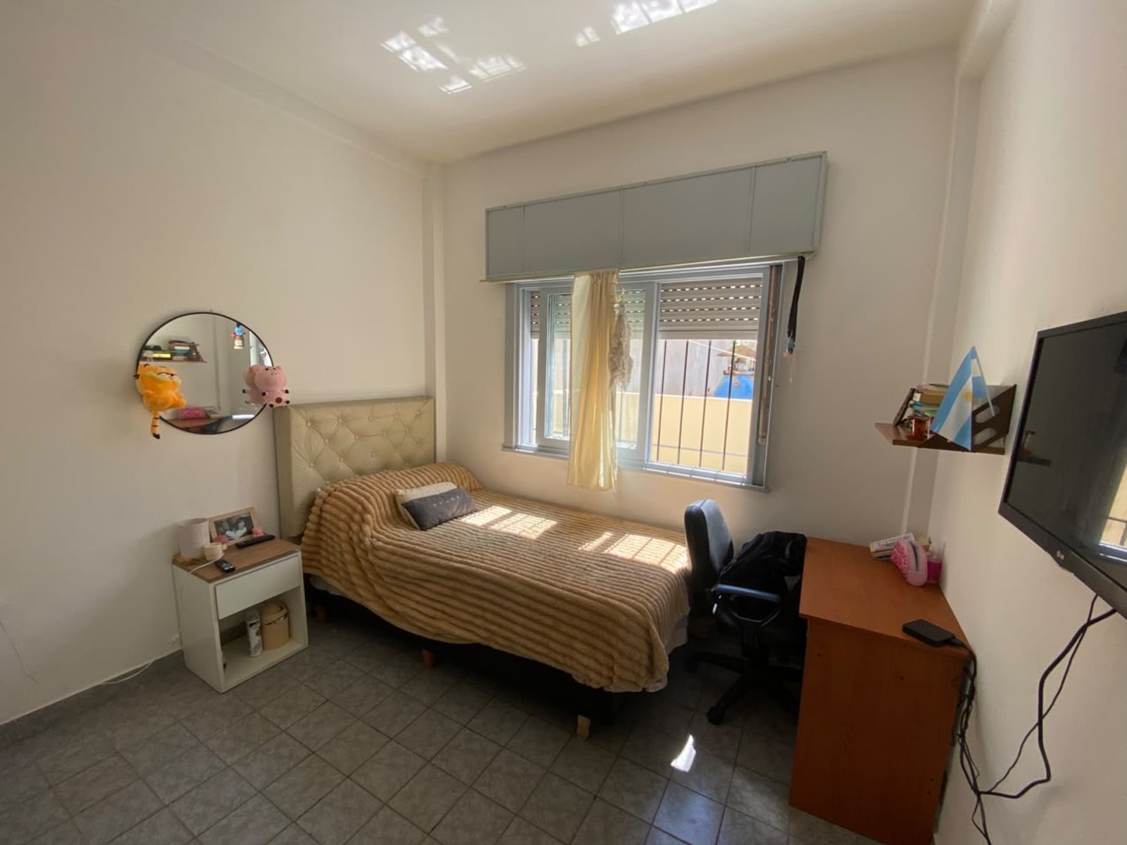DEPARTAMENTO 3 AMBIENTES CON BALCÓN AL FRENTE Y PATIO ATERRAZADO - APTO CRÉDITO. SOBRE AV ARIETA - 6
