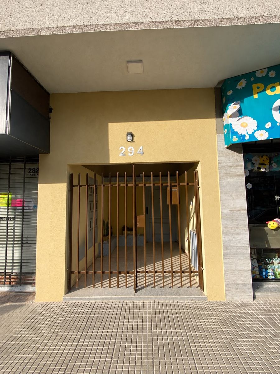 DEPARTAMENTO 3 AMBIENTES CON BALCÓN AL FRENTE Y PATIO ATERRAZADO - APTO CRÉDITO. SOBRE AV ARIETA - 13