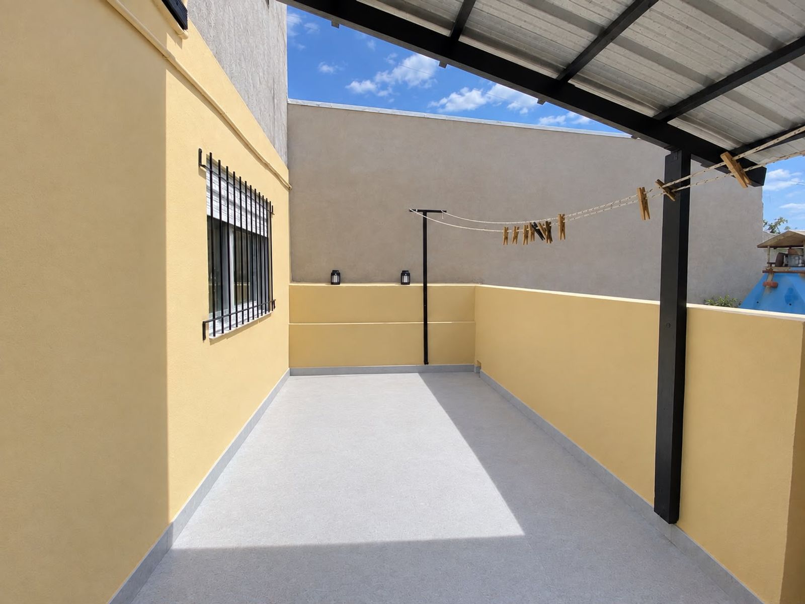DEPARTAMENTO 3 AMBIENTES CON BALCÓN AL FRENTE Y PATIO ATERRAZADO - APTO CRÉDITO. SOBRE AV ARIETA - 16