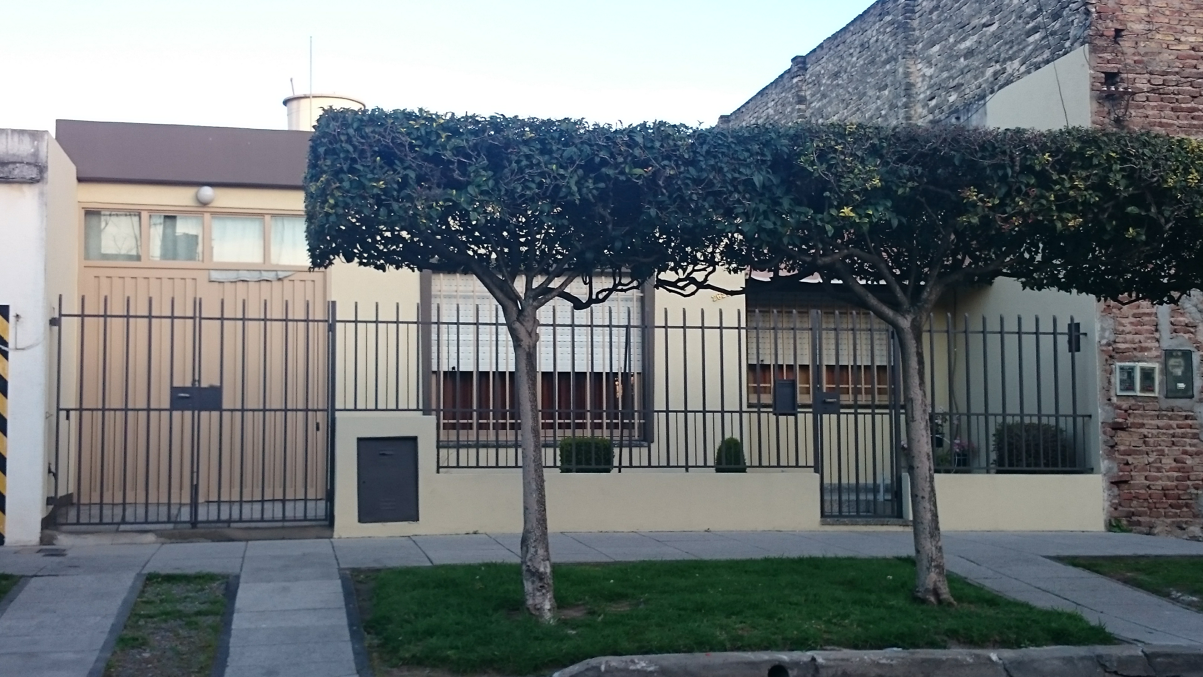 CASA AMERICANA DE 4 AMBIENTES, SOBRE LOTE DE 8,66 X 28, GARAGE PARA 2 AUTOS, 3 DORMITORIOS, COCINA-COMEDOR, 15 MTS. DE FONDO LIBRE Y LAVADERO. VILLA LUZURIAGA.