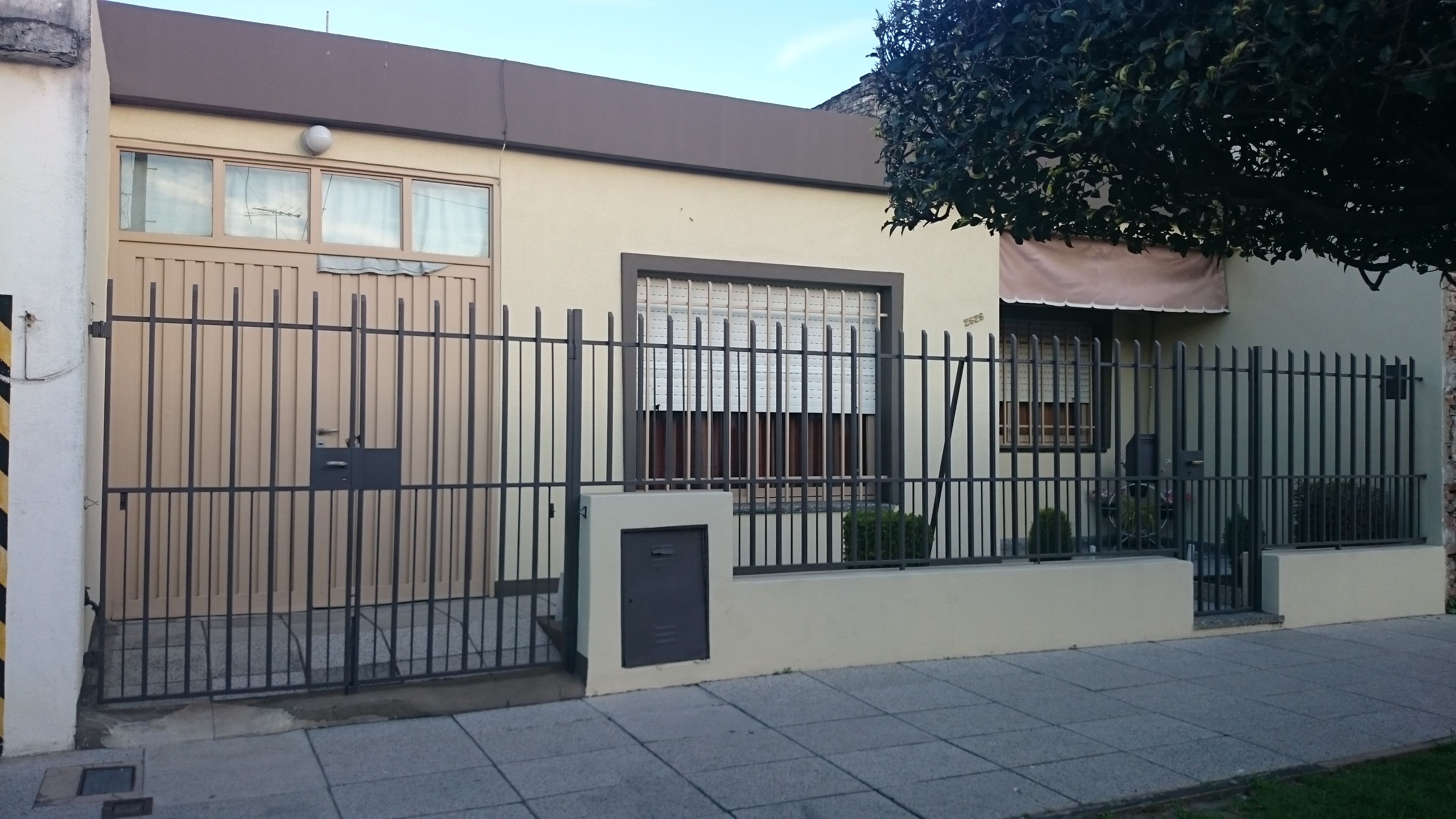 CASA AMERICANA DE 4 AMBIENTES, SOBRE LOTE DE 8,66 X 28, GARAGE PARA 2 AUTOS, 3 DORMITORIOS, COCINA-COMEDOR, 15 MTS. DE FONDO LIBRE Y LAVADERO. VILLA LUZURIAGA. — foto 2