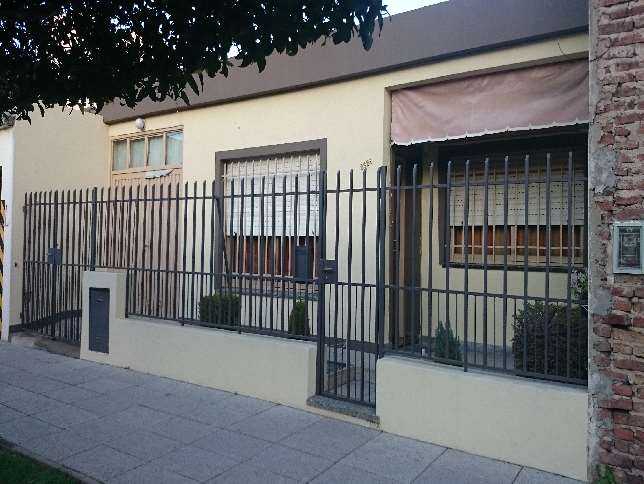CASA AMERICANA DE 4 AMBIENTES, SOBRE LOTE DE 8,66 X 28, GARAGE PARA 2 AUTOS, 3 DORMITORIOS, COCINA-COMEDOR, 15 MTS. DE FONDO LIBRE Y LAVADERO. VILLA LUZURIAGA. — foto 3