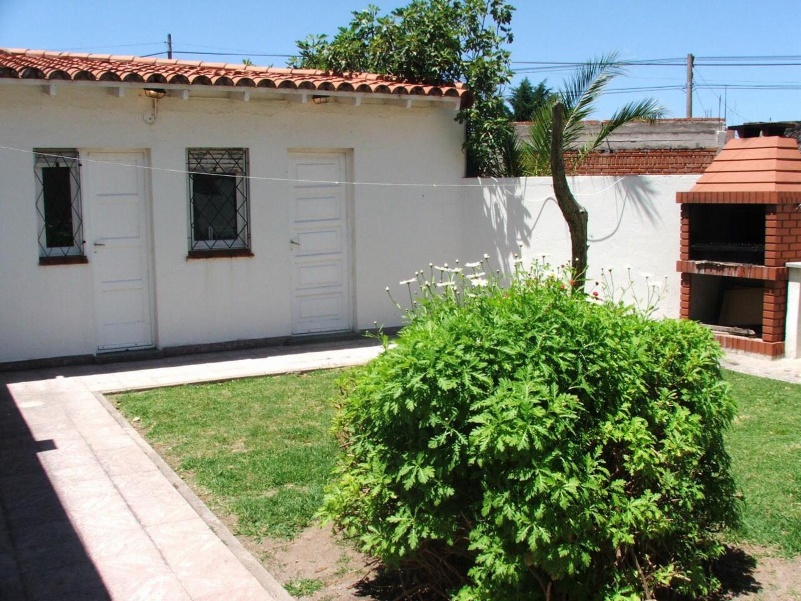 Casa en Zona 4 P/ 4 personas. Con Parque - 1