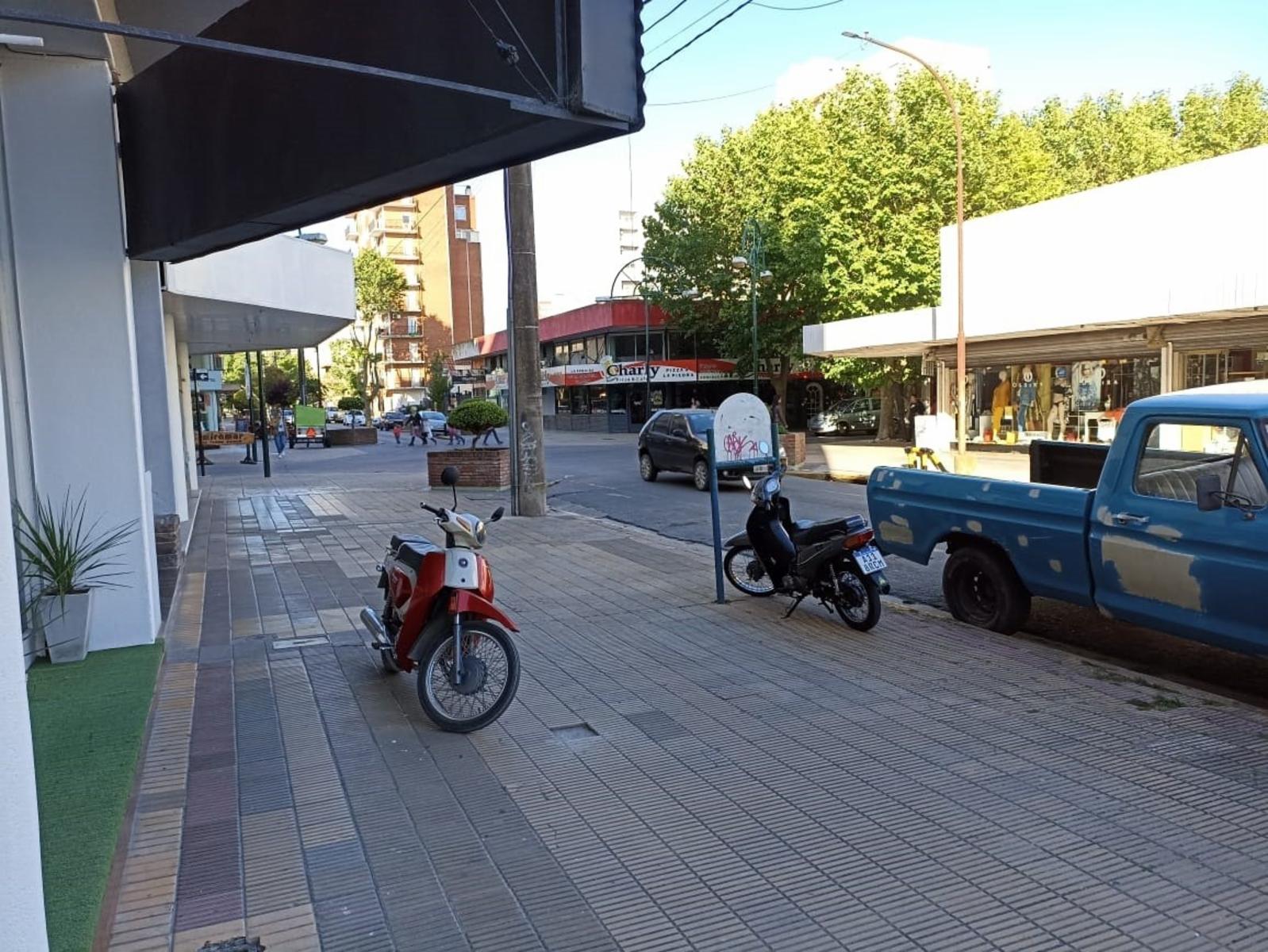 Local a 20 mts. de la Peatonal - 15