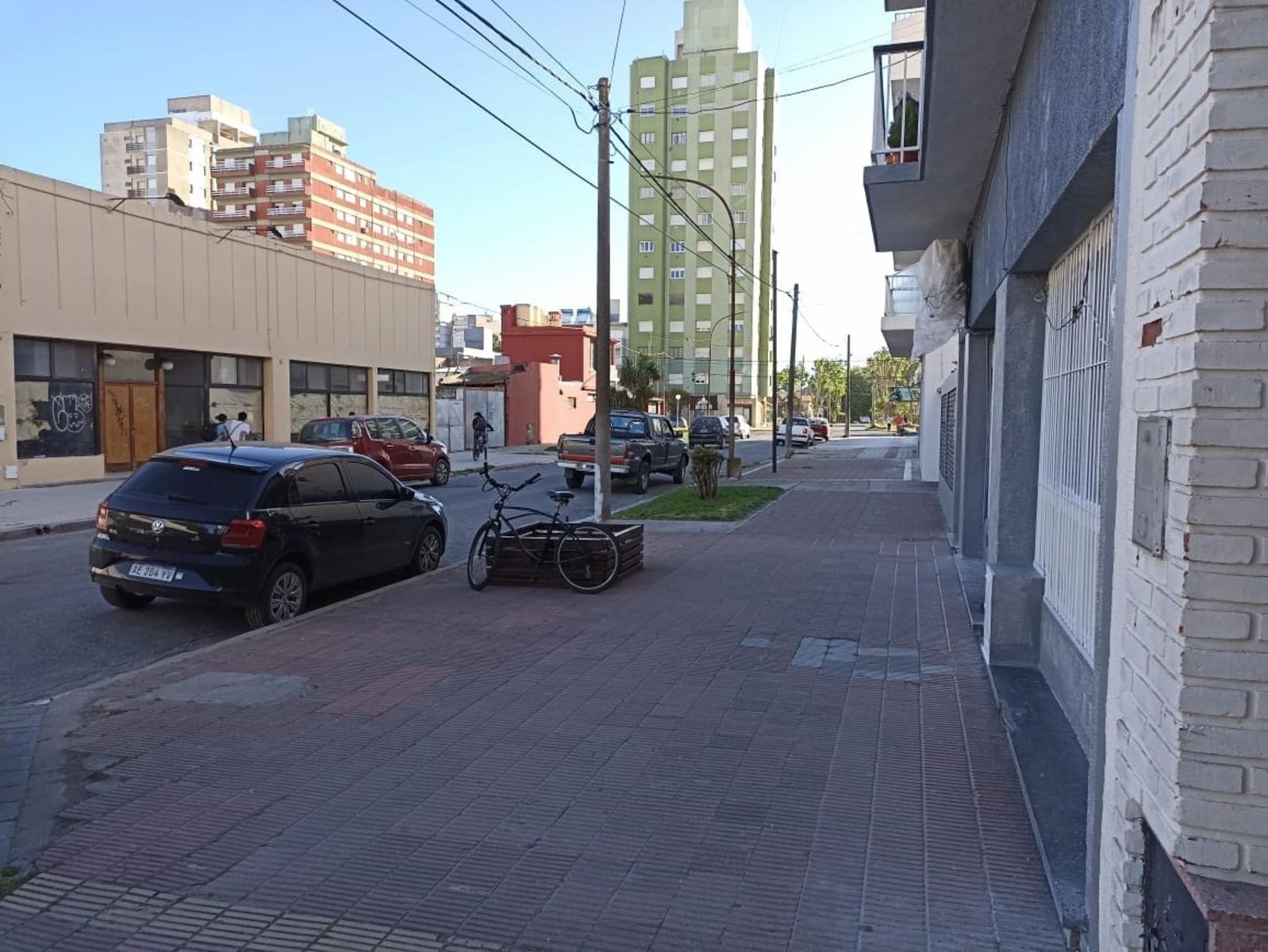 Local a 20 mts. de la Peatonal - 16