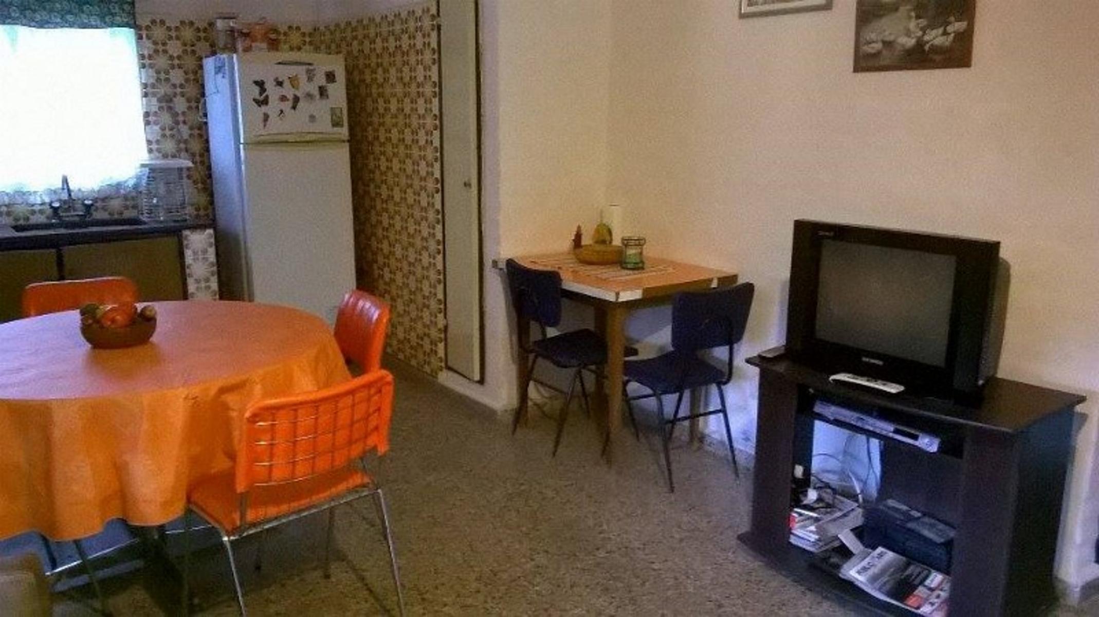 Chalet en playas de oro de san antonio, ALQUILER TEMPORARIO, con 2 dormitorios, cochera amplia, Tv cable, ventiladores, asador, patio, muy buen entorno, para 5 personas..