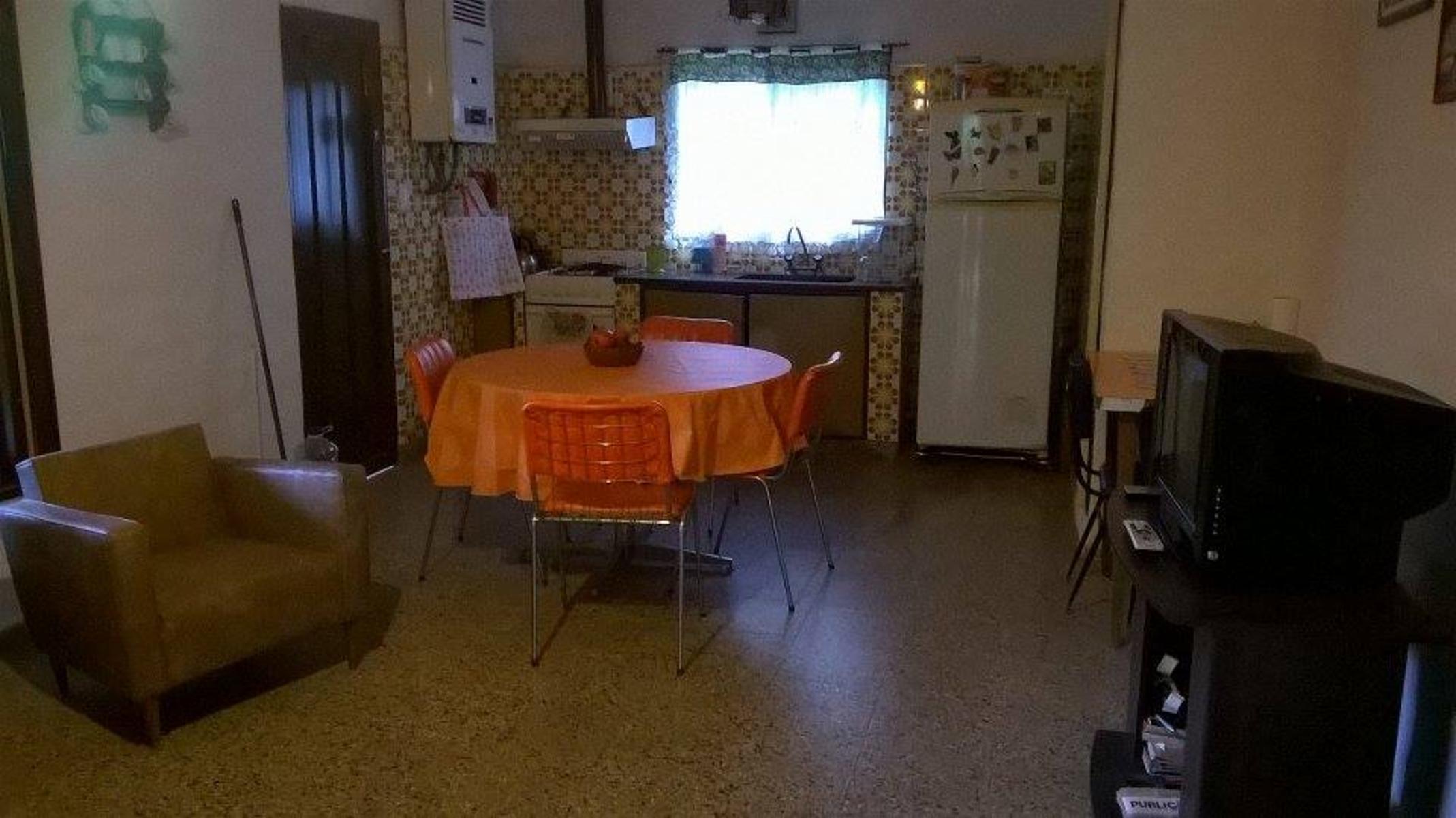 Chalet en playas de oro de san antonio, ALQUILER TEMPORARIO, con 2 dormitorios, cochera amplia, Tv cable, ventiladores, asador, patio, muy buen entorno, para 5 personas.. — foto 5