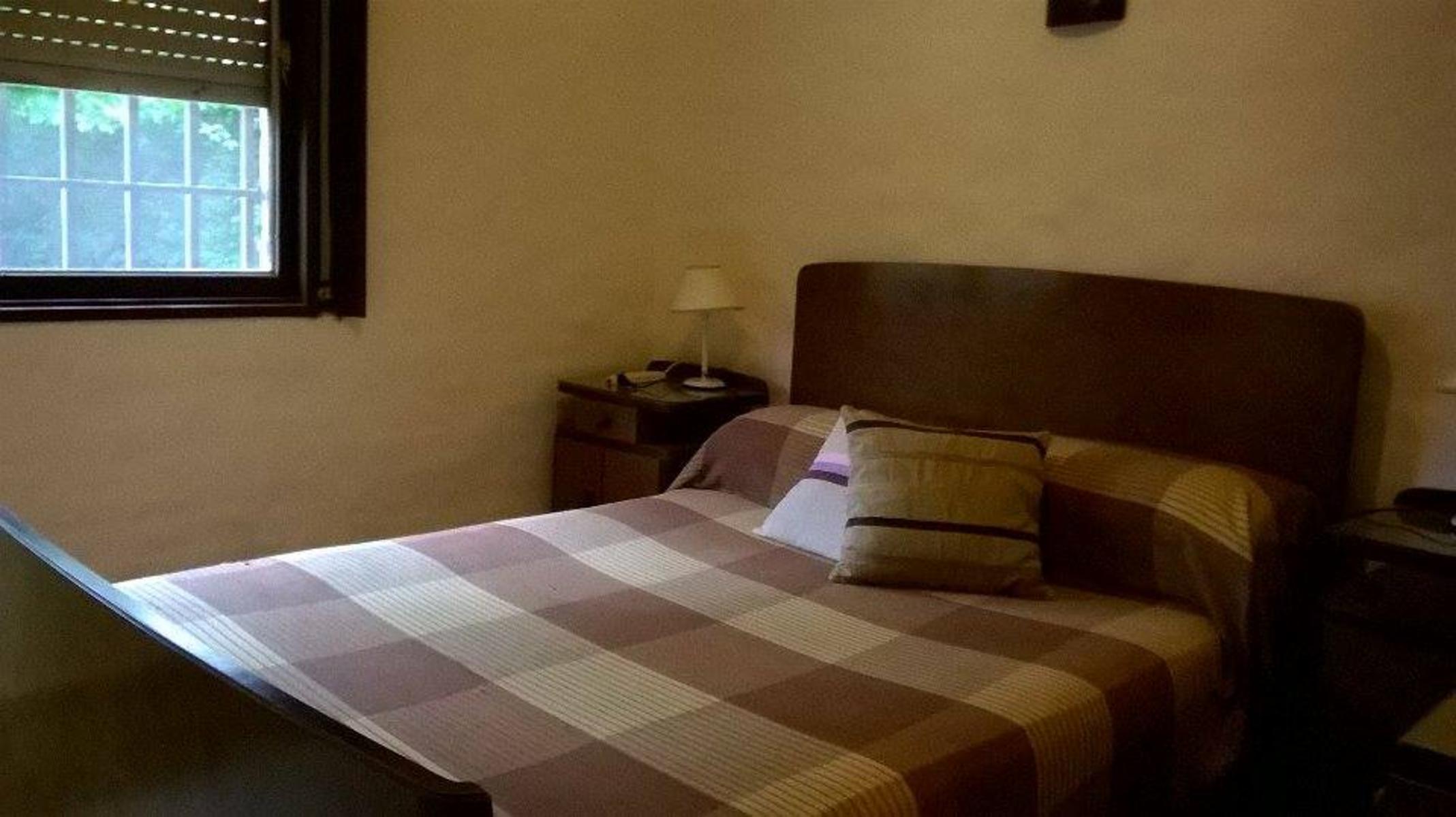 Chalet en playas de oro de san antonio, ALQUILER TEMPORARIO, con 2 dormitorios, cochera amplia, Tv cable, ventiladores, asador, patio, muy buen entorno, para 5 personas.. — foto 6