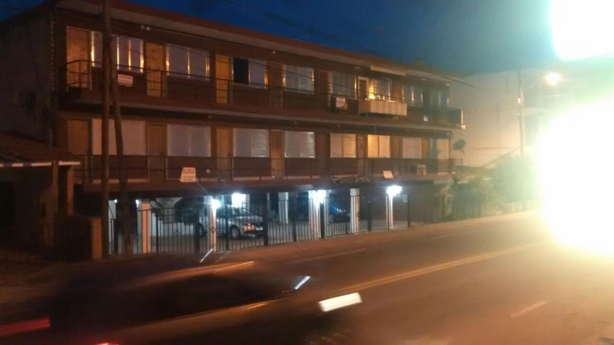 Departamento con exclusiva bajada al rio. Dpto de 1 dormitorio, cocina-comedor, baño, balcon y cochera, en zona turistica.