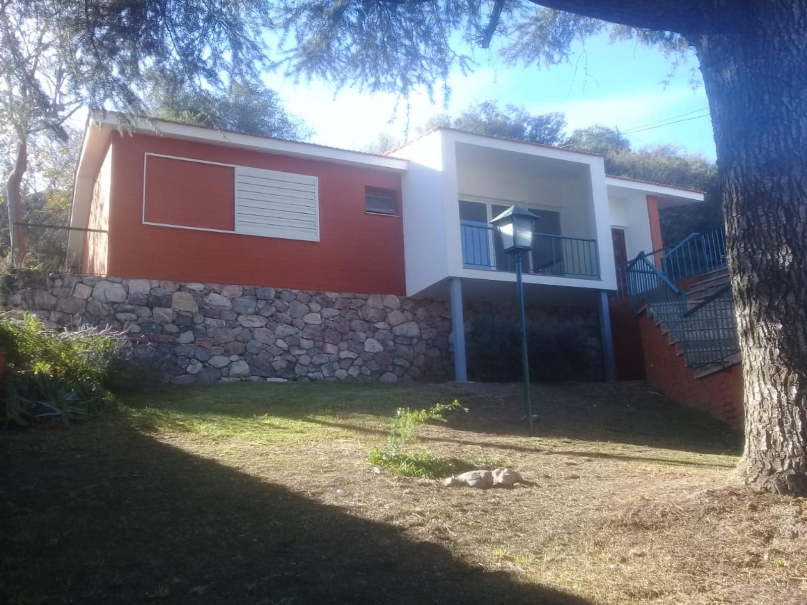 Carlos Paz, a 5 cuadras del centro, Chalet de 3 dormitorios, 2 baños, cocina, lavadero, living_comedor y cochera. 510 m2 de terreno, con 129m2 cubiertos, U$s 180.000,