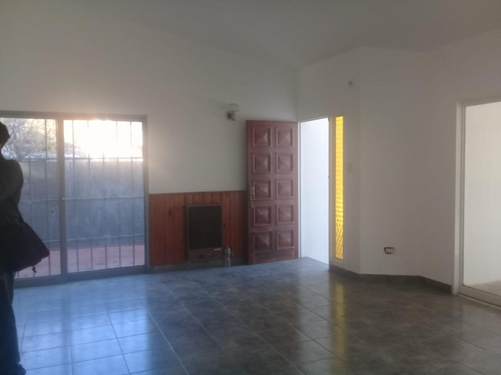 Carlos Paz, a 5 cuadras del centro, Chalet de 3 dormitorios, 2 baños, cocina, lavadero, living_comedor y cochera. 510 m2 de terreno, con 129m2 cubiertos, U$s 180.000, — foto 3