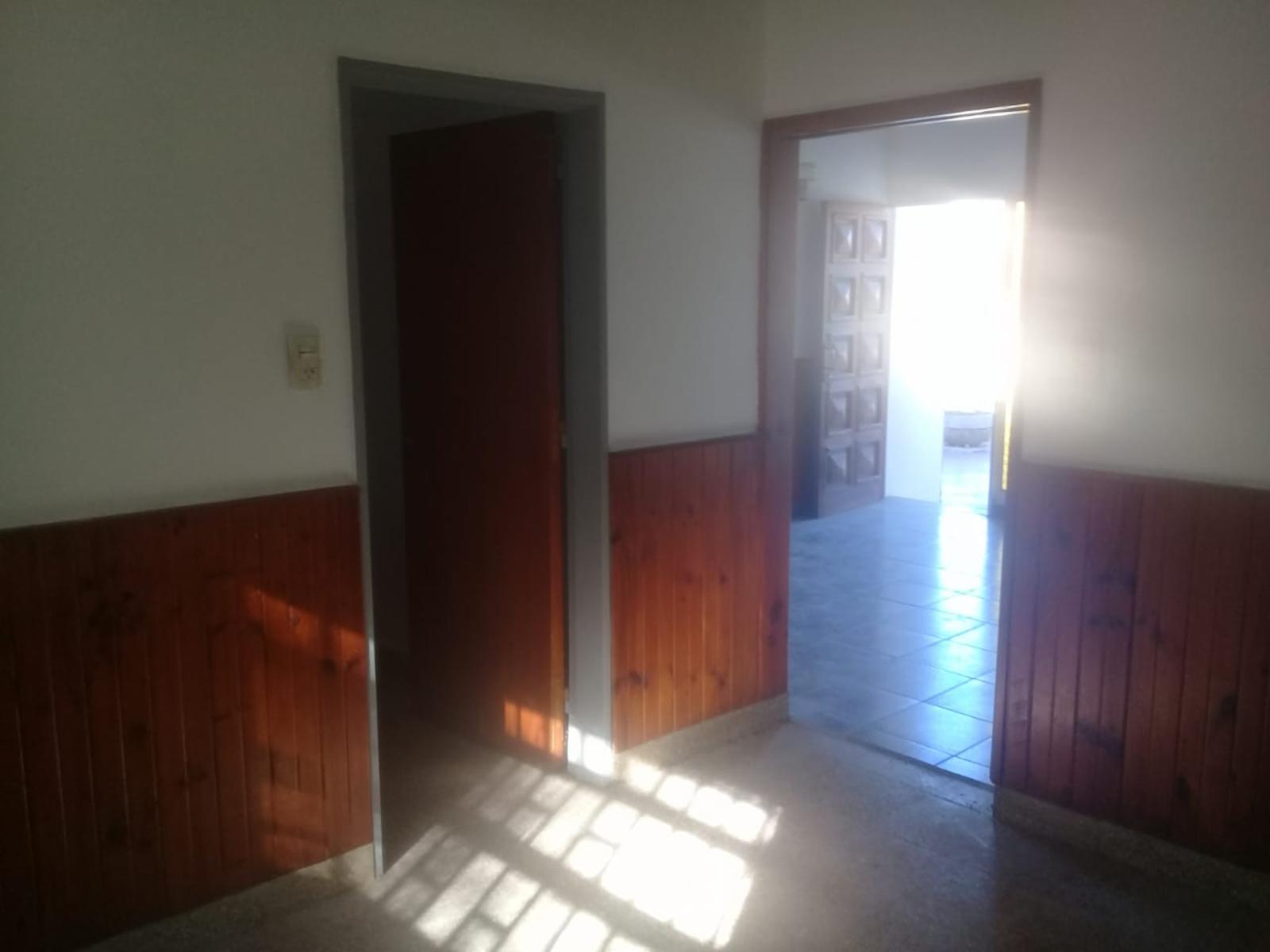 Carlos Paz, a 5 cuadras del centro, Chalet de 3 dormitorios, 2 baños, cocina, lavadero, living_comedor y cochera. 510 m2 de terreno, con 129m2 cubiertos, U$s 180.000, — foto 5