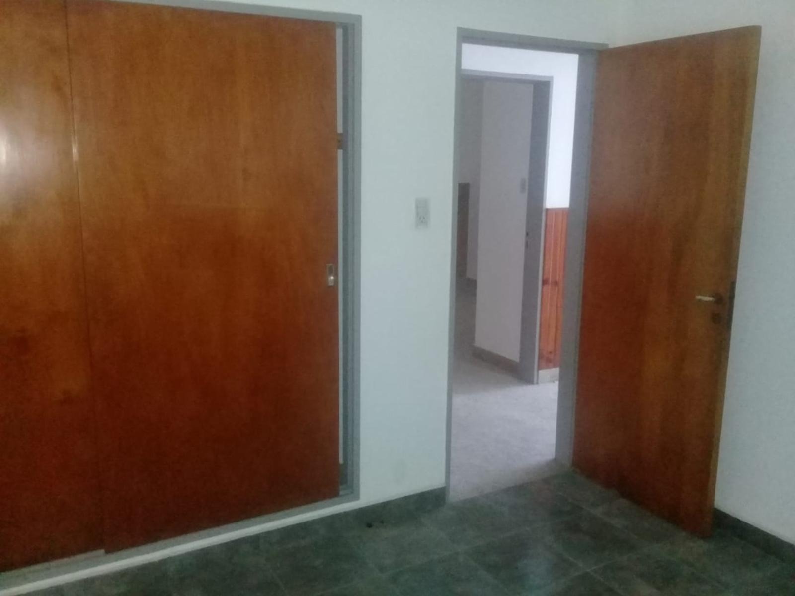 Carlos Paz, a 5 cuadras del centro, Chalet de 3 dormitorios, 2 baños, cocina, lavadero, living_comedor y cochera. 510 m2 de terreno, con 129m2 cubiertos, U$s 180.000, — foto 8