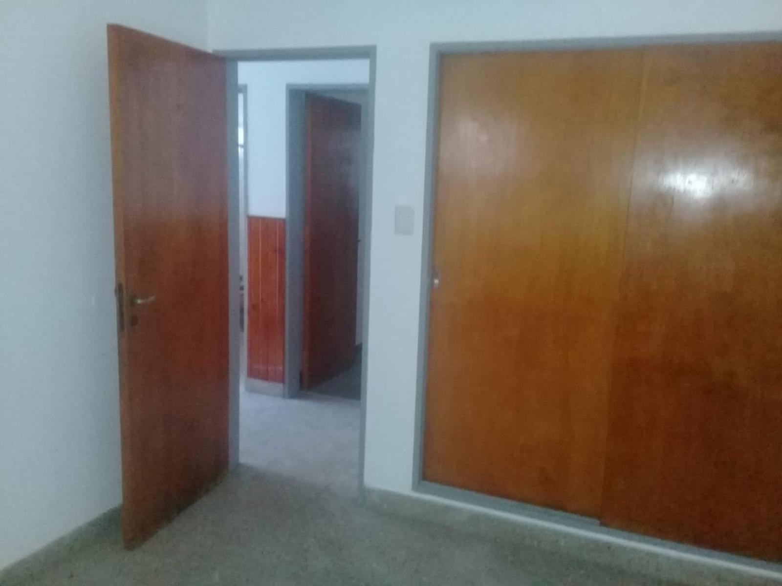 Carlos Paz, a 5 cuadras del centro, Chalet de 3 dormitorios, 2 baños, cocina, lavadero, living_comedor y cochera. 510 m2 de terreno, con 129m2 cubiertos, U$s 180.000, — foto 9