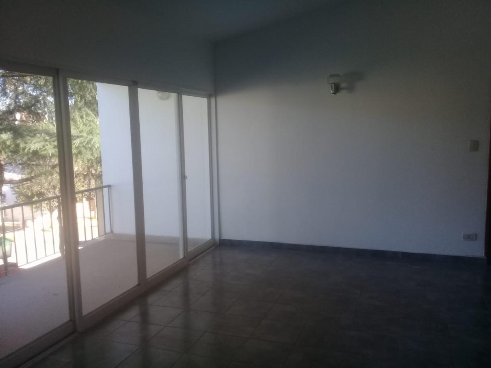 Carlos Paz, a 5 cuadras del centro, Chalet de 3 dormitorios, 2 baños, cocina, lavadero, living_comedor y cochera. 510 m2 de terreno, con 129m2 cubiertos, U$s 180.000, — foto 10