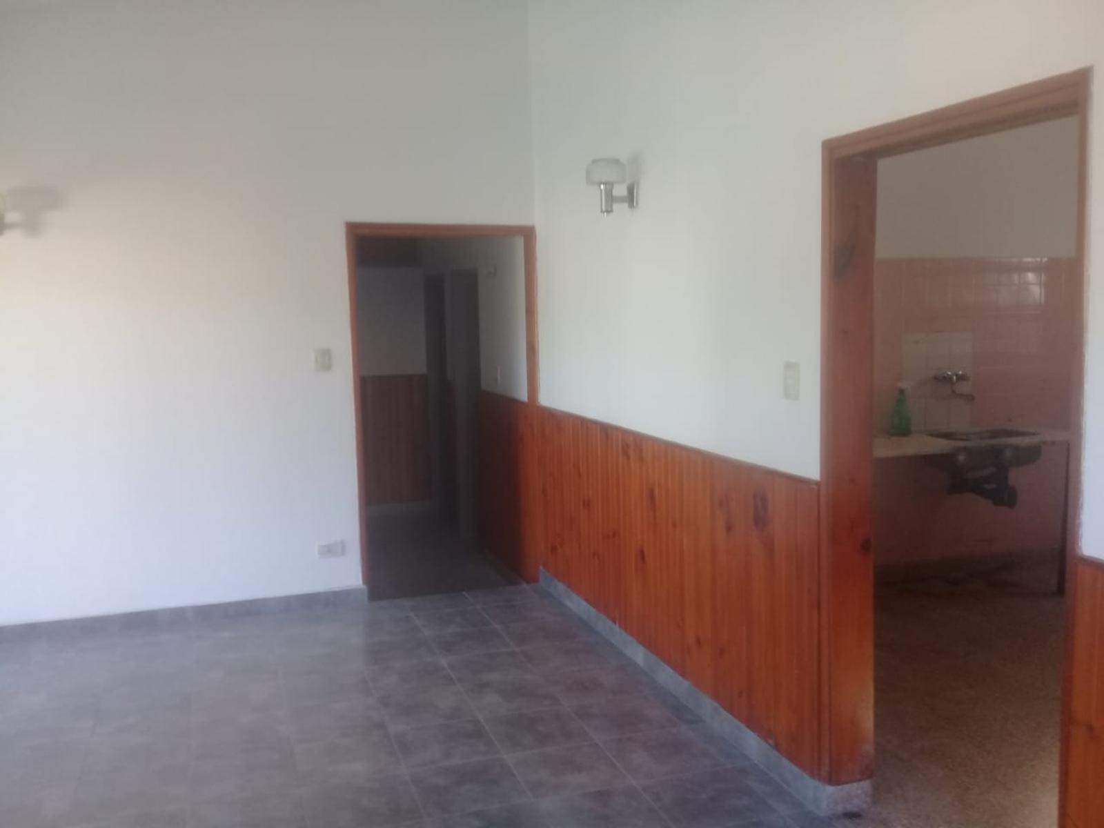 Carlos Paz, a 5 cuadras del centro, Chalet de 3 dormitorios, 2 baños, cocina, lavadero, living_comedor y cochera. 510 m2 de terreno, con 129m2 cubiertos, U$s 180.000, — foto 11