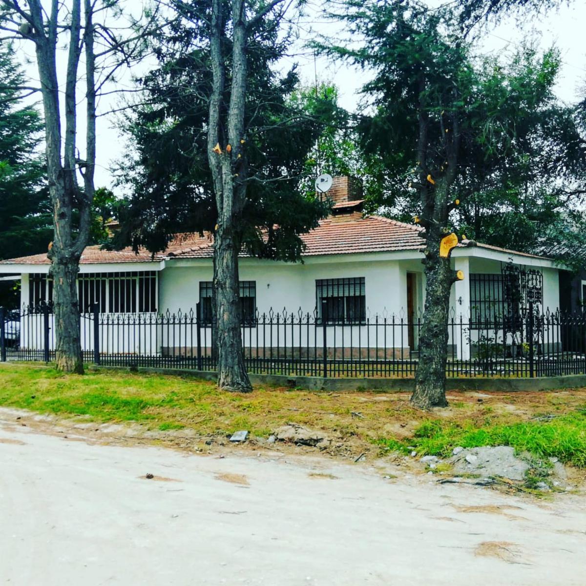 Chalet Frente al RIO, con 2 dormitorios, cocina-comedor, living-comedor con hogar a leña, baño con antebaño, garaje con asador y lavadero, terreno 577 m2 y cubiertos 131 m2. - 1