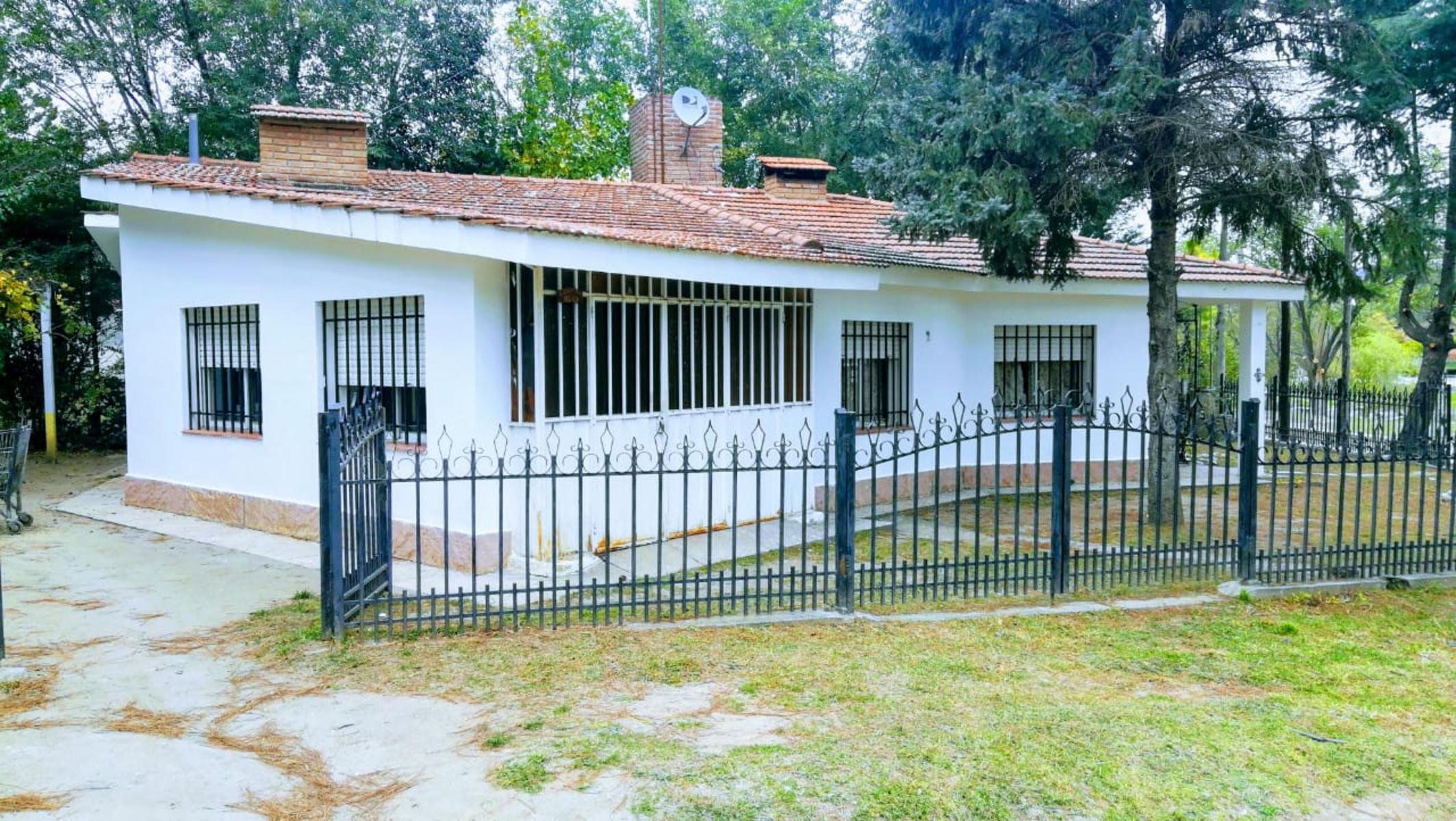 Chalet Frente al RIO, con 2 dormitorios, cocina-comedor, living-comedor con hogar a leña, baño con antebaño, garaje con asador y lavadero, terreno 577 m2 y cubiertos 131 m2. - 2