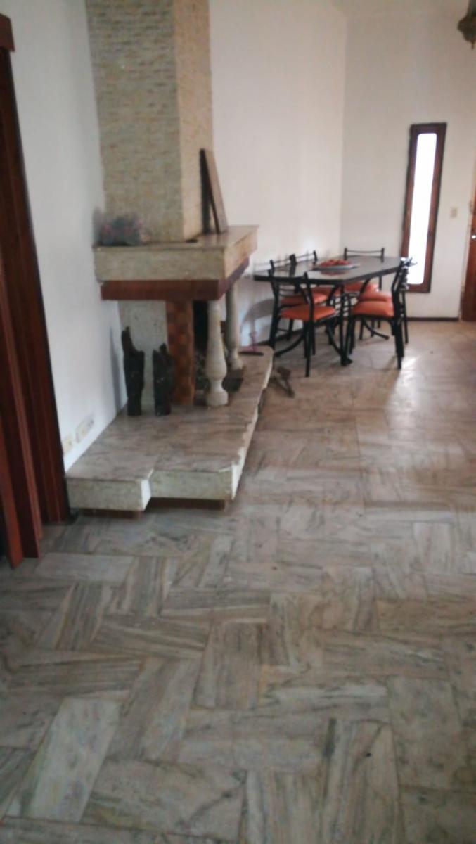 Chalet Frente al RIO, con 2 dormitorios, cocina-comedor, living-comedor con hogar a leña, baño con antebaño, garaje con asador y lavadero, terreno 577 m2 y cubiertos 131 m2. - 3