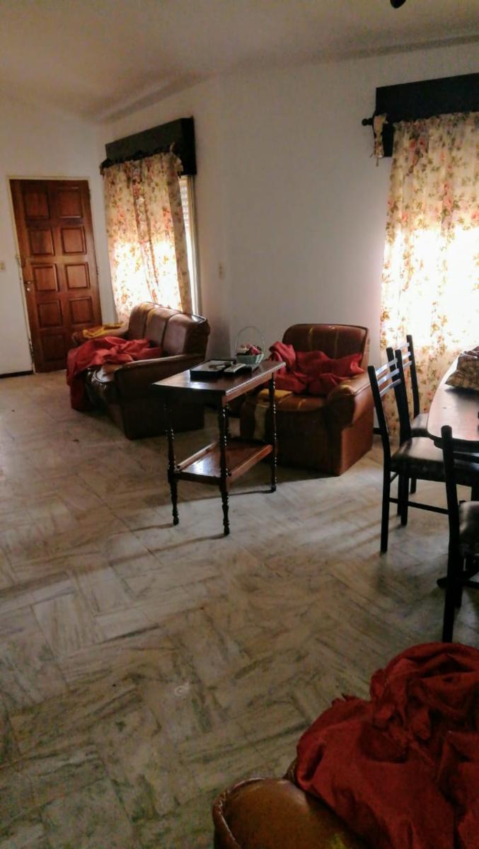 Chalet Frente al RIO, con 2 dormitorios, cocina-comedor, living-comedor con hogar a leña, baño con antebaño, garaje con asador y lavadero, terreno 577 m2 y cubiertos 131 m2. - 4