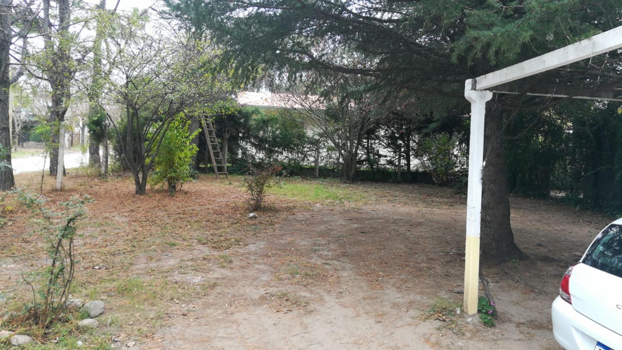 Chalet Frente al RIO, con 2 dormitorios, cocina-comedor, living-comedor con hogar a leña, baño con antebaño, garaje con asador y lavadero, terreno 577 m2 y cubiertos 131 m2. - 5