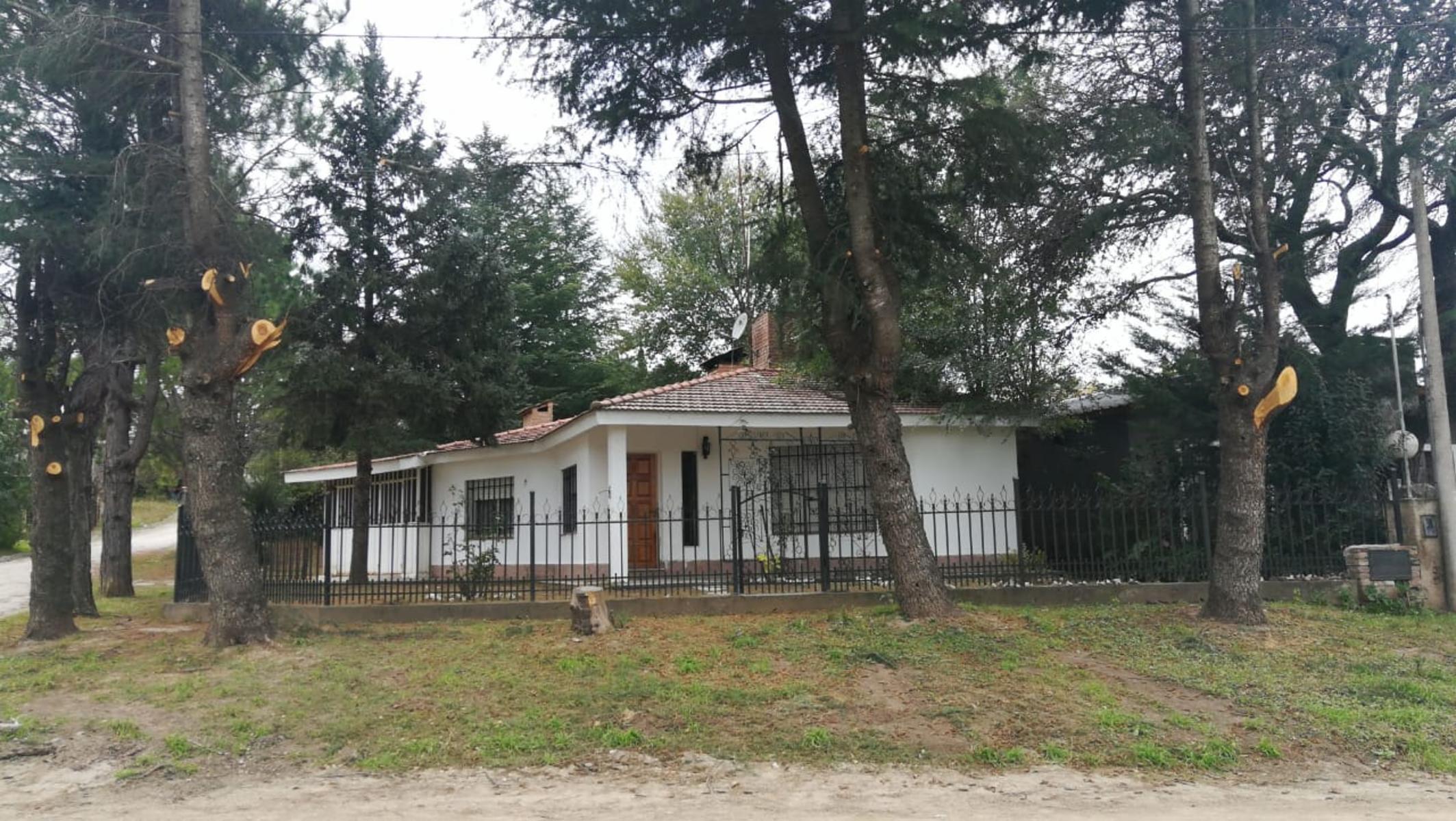Chalet Frente al RIO, con 2 dormitorios, cocina-comedor, living-comedor con hogar a leña, baño con antebaño, garaje con asador y lavadero, terreno 577 m2 y cubiertos 131 m2. - 6