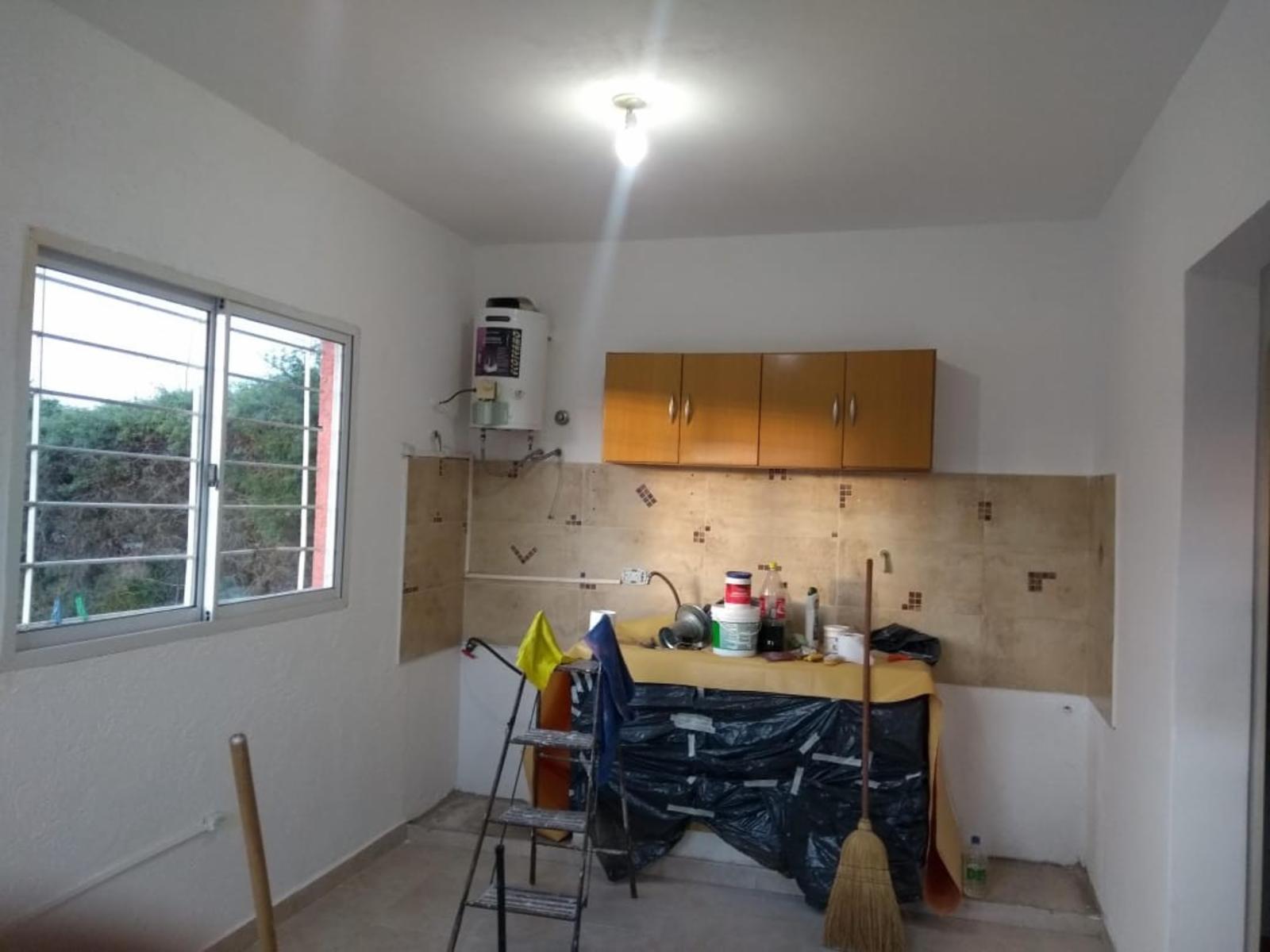 2 Departamentos, de un dormitorio, cocina-comedor con coneccion para lavarropas, termotanque y baño . — foto 2