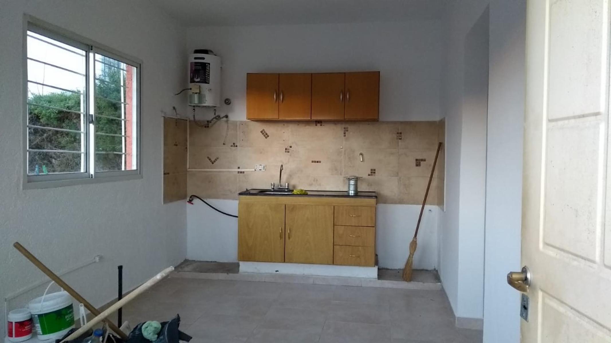 2 Departamentos, de un dormitorio, cocina-comedor con coneccion para lavarropas, termotanque y baño . — foto 3