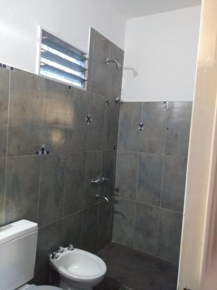 2 Departamentos, de un dormitorio, cocina-comedor con coneccion para lavarropas, termotanque y baño . — foto 5