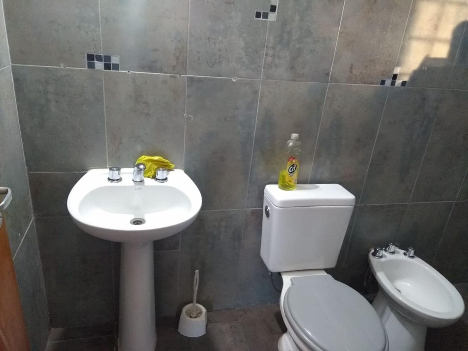 2 Departamentos, de un dormitorio, cocina-comedor con coneccion para lavarropas, termotanque y baño . — foto 6