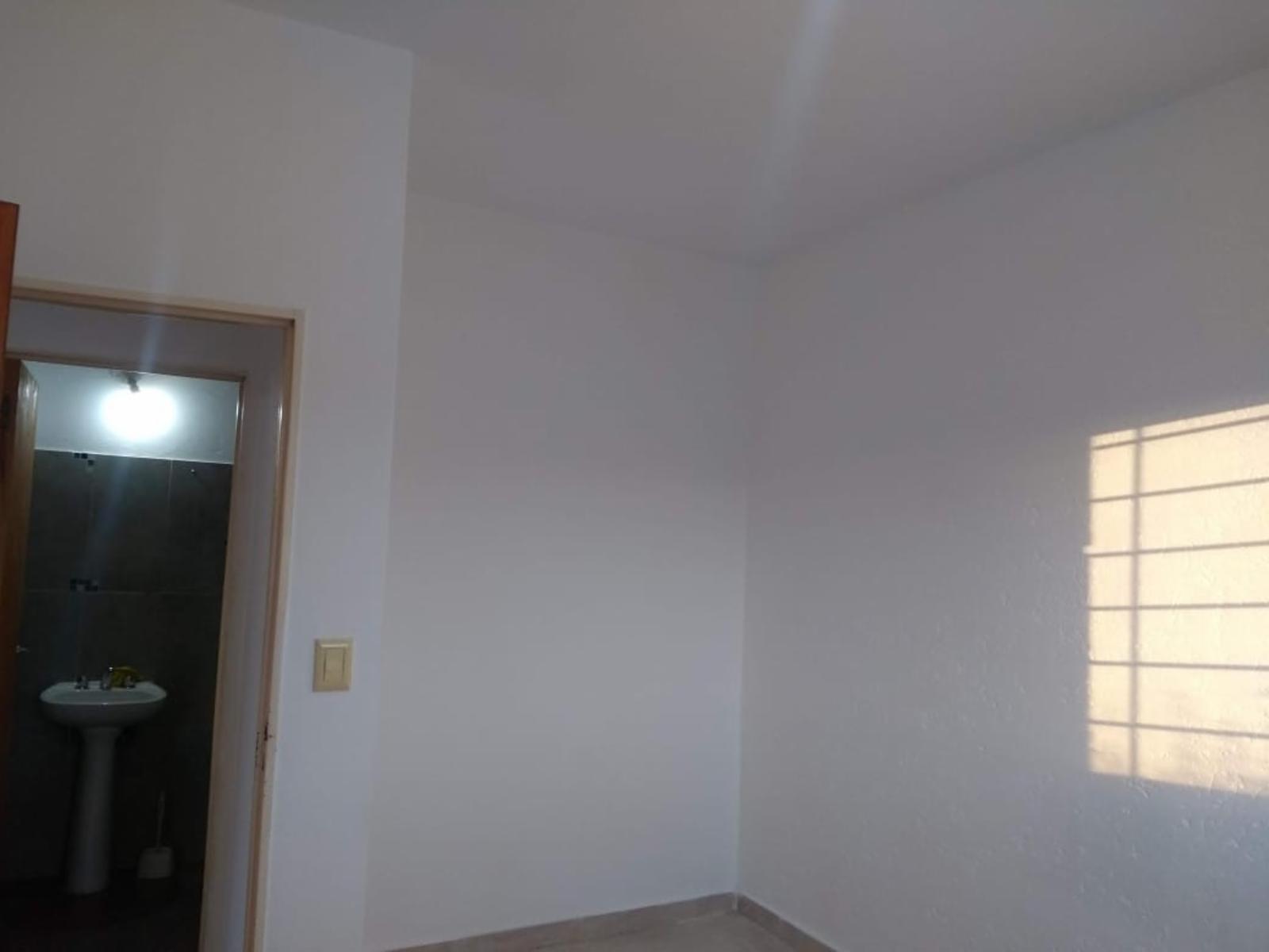 2 Departamentos, de un dormitorio, cocina-comedor con coneccion para lavarropas, termotanque y baño . — foto 10