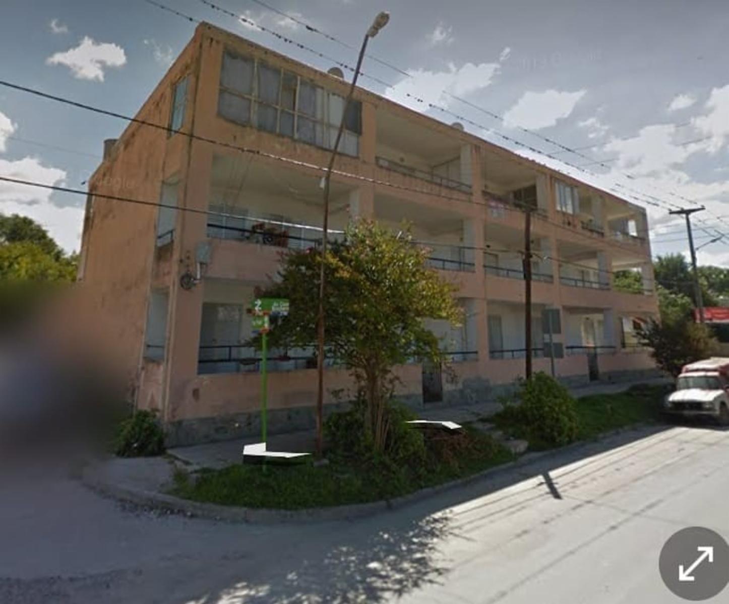 Dpto. en San Antonio de Arredondo, ubicado frente a la ruta, en pleno centro comercial, con todas las comodidades, balcon con vista a las montañas, cochera propia.. ESCRITURA