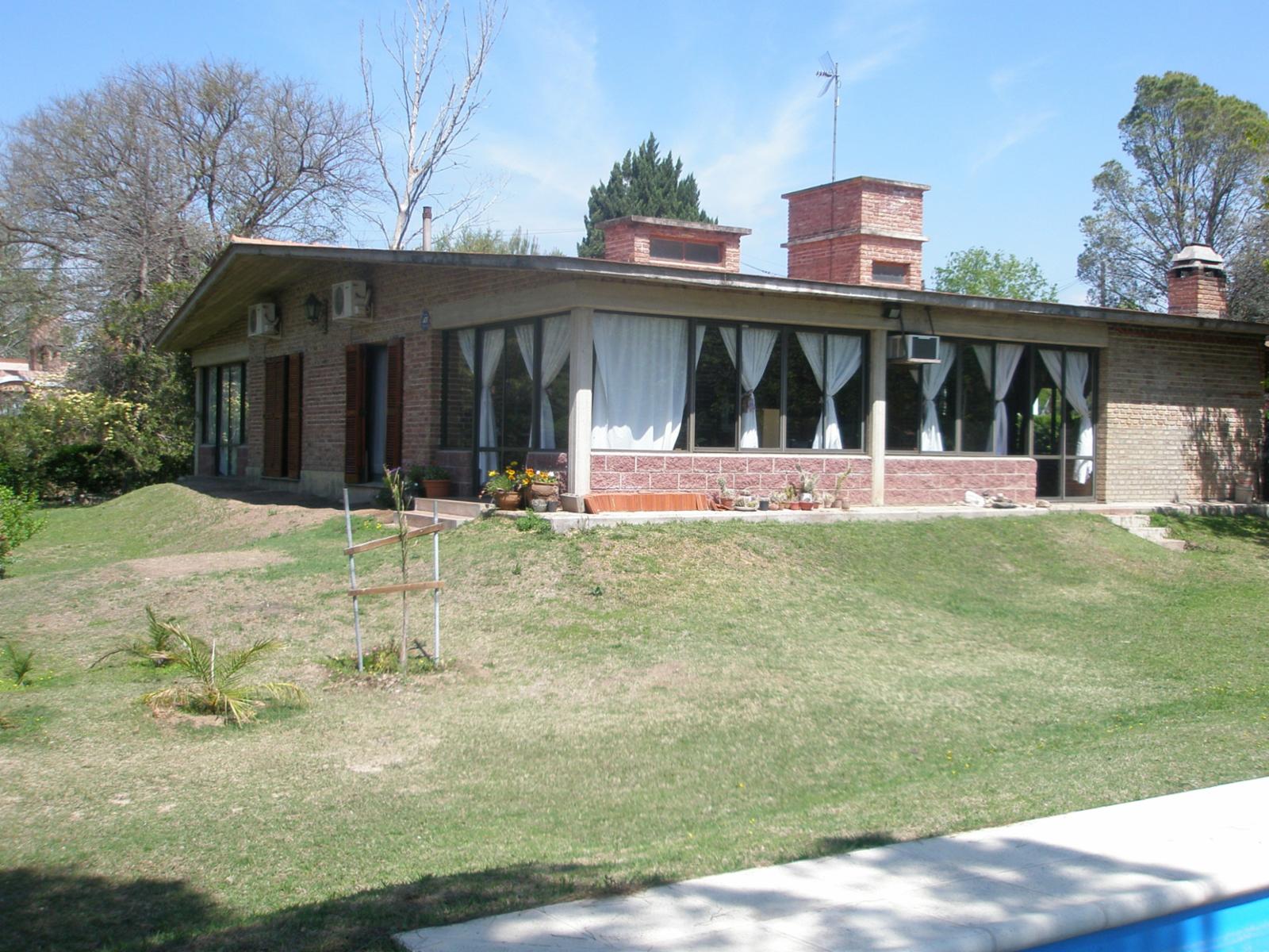 CHALET, a MTS DEL LAGO SAN ROQUE....., con 255 m2 construidos, mas pileta, mas cocheras para 2 autos, ideal para vivir o fin de semana. ESCRITURA, PLANOS . IMPUESTOS AL DIA...... — foto 3