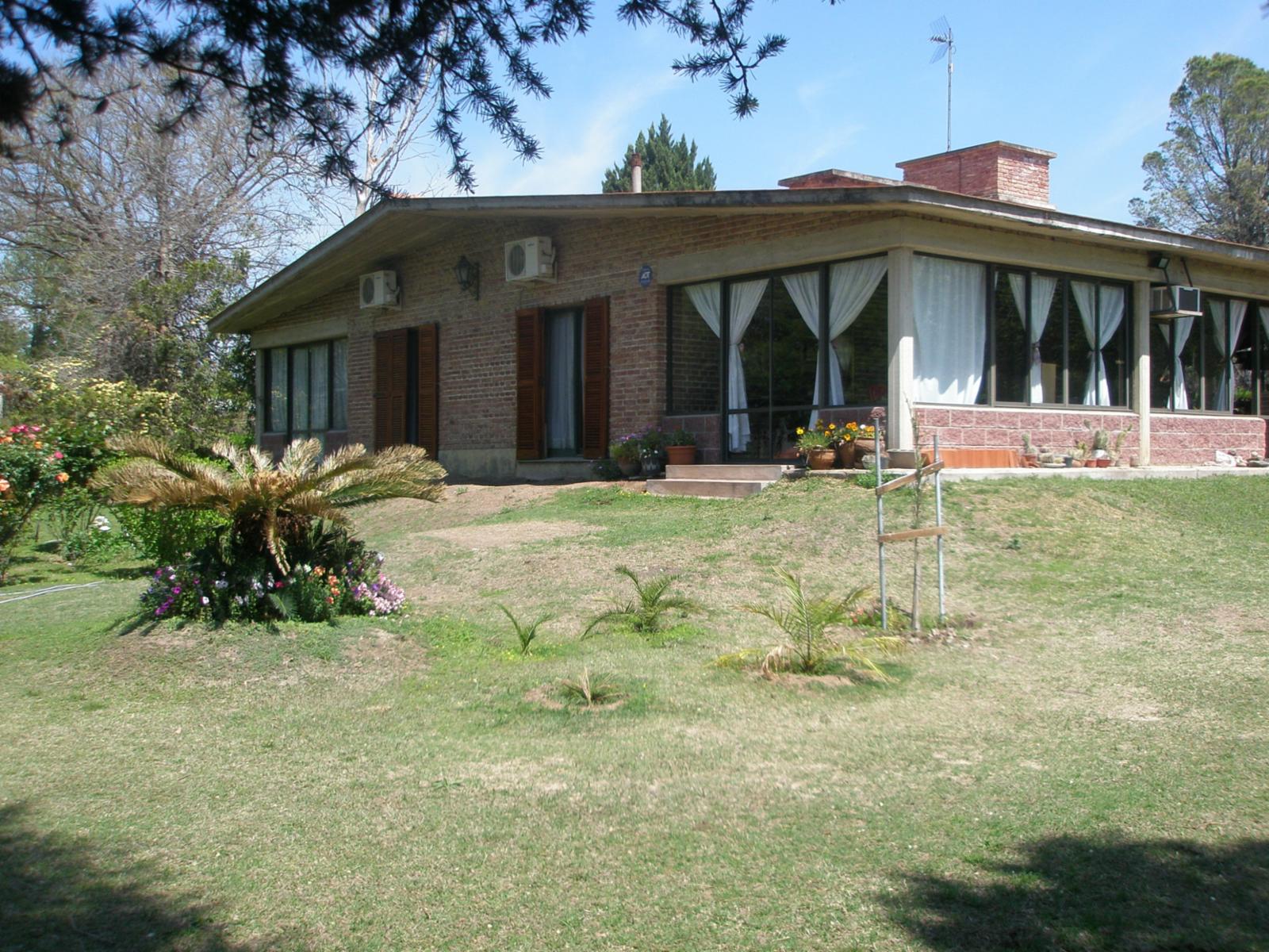 CHALET, a MTS DEL LAGO SAN ROQUE....., con 255 m2 construidos, mas pileta, mas cocheras para 2 autos, ideal para vivir o fin de semana. ESCRITURA, PLANOS . IMPUESTOS AL DIA...... — foto 4