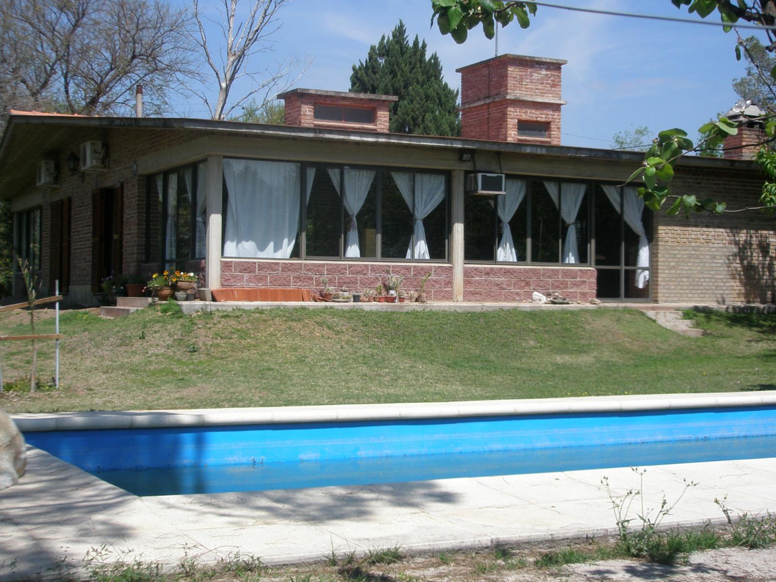CHALET, a MTS DEL LAGO SAN ROQUE....., con 255 m2 construidos, mas pileta, mas cocheras para 2 autos, ideal para vivir o fin de semana. ESCRITURA, PLANOS . IMPUESTOS AL DIA...... — foto 5