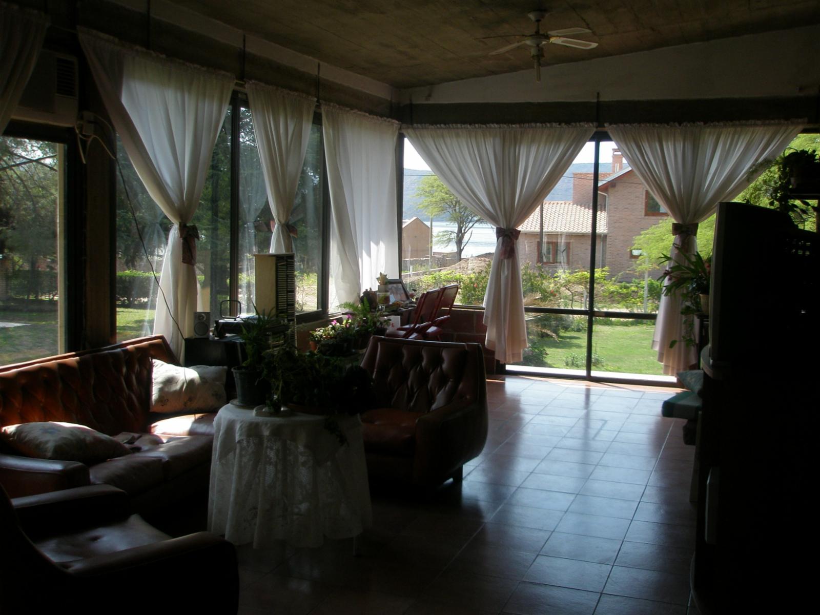 CHALET, a MTS DEL LAGO SAN ROQUE....., con 255 m2 construidos, mas pileta, mas cocheras para 2 autos, ideal para vivir o fin de semana. ESCRITURA, PLANOS . IMPUESTOS AL DIA...... — foto 7
