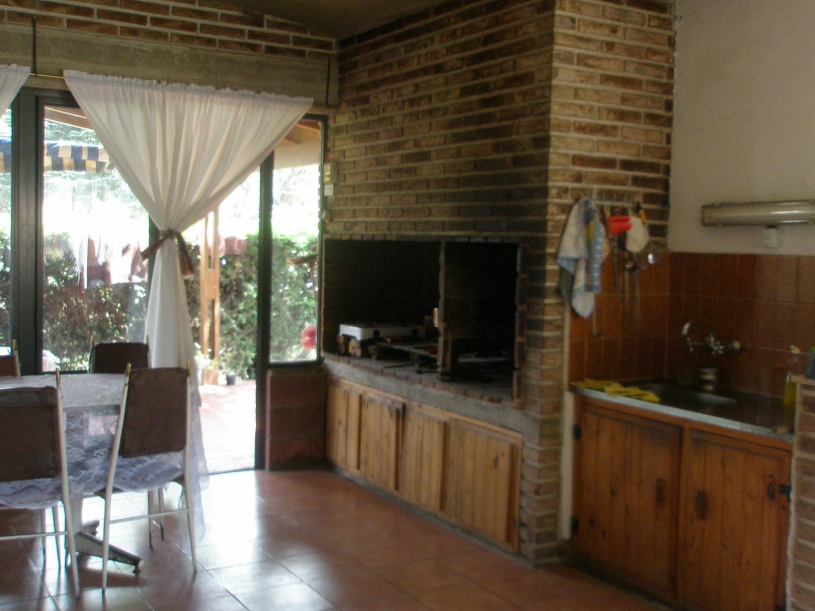 CHALET, a MTS DEL LAGO SAN ROQUE....., con 255 m2 construidos, mas pileta, mas cocheras para 2 autos, ideal para vivir o fin de semana. ESCRITURA, PLANOS . IMPUESTOS AL DIA...... — foto 9