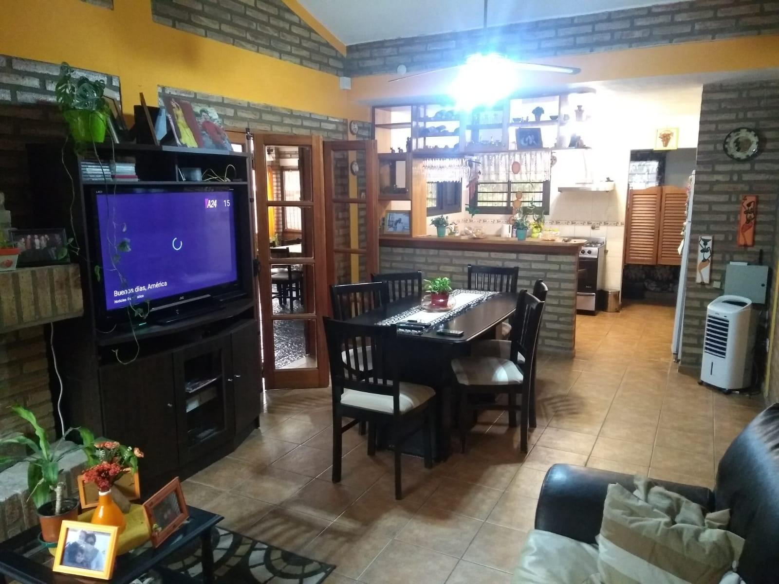 Excelente Chalet, listo para entrar, 2 dormitorios, Living-comedor con hogar a leña, cocina amplia, lavadero cubierto, quincho-cochera con deposito, aberturas de madera, techo con tejas. — foto 14