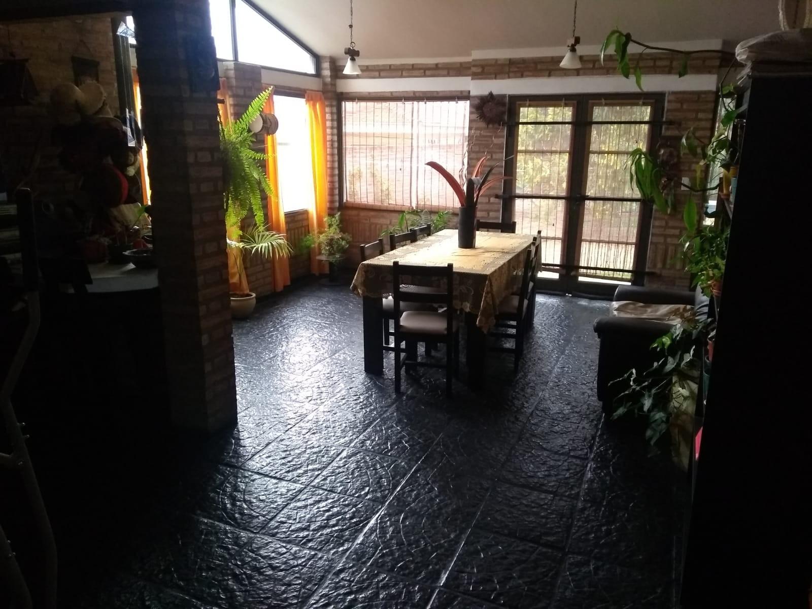 Excelente Chalet, listo para entrar, 2 dormitorios, Living-comedor con hogar a leña, cocina amplia, lavadero cubierto, quincho-cochera con deposito, aberturas de madera, techo con tejas. — foto 15