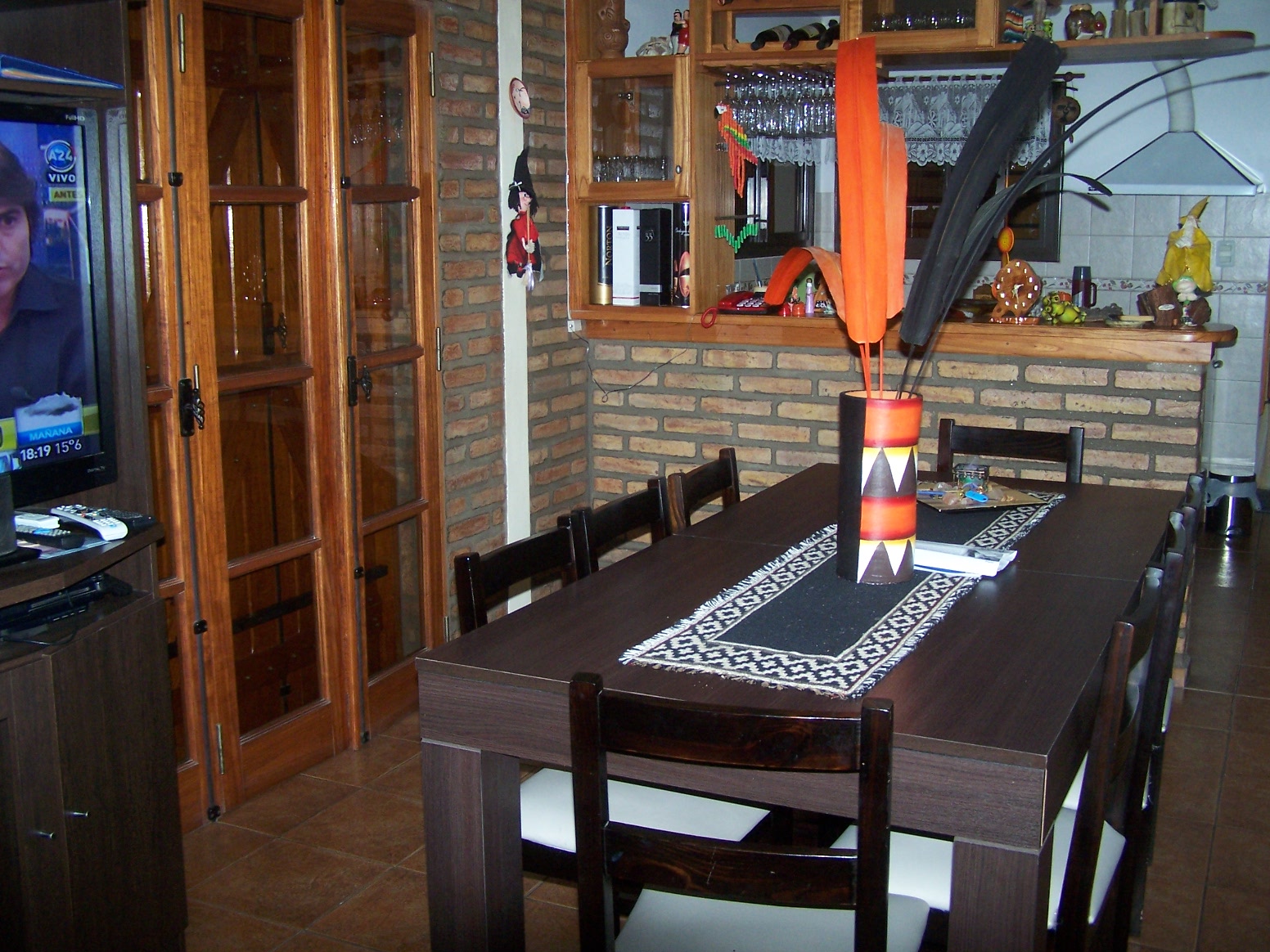 Excelente Chalet, listo para entrar, 2 dormitorios, Living-comedor con hogar a leña, cocina amplia, lavadero cubierto, quincho-cochera con deposito, aberturas de madera, techo con tejas.