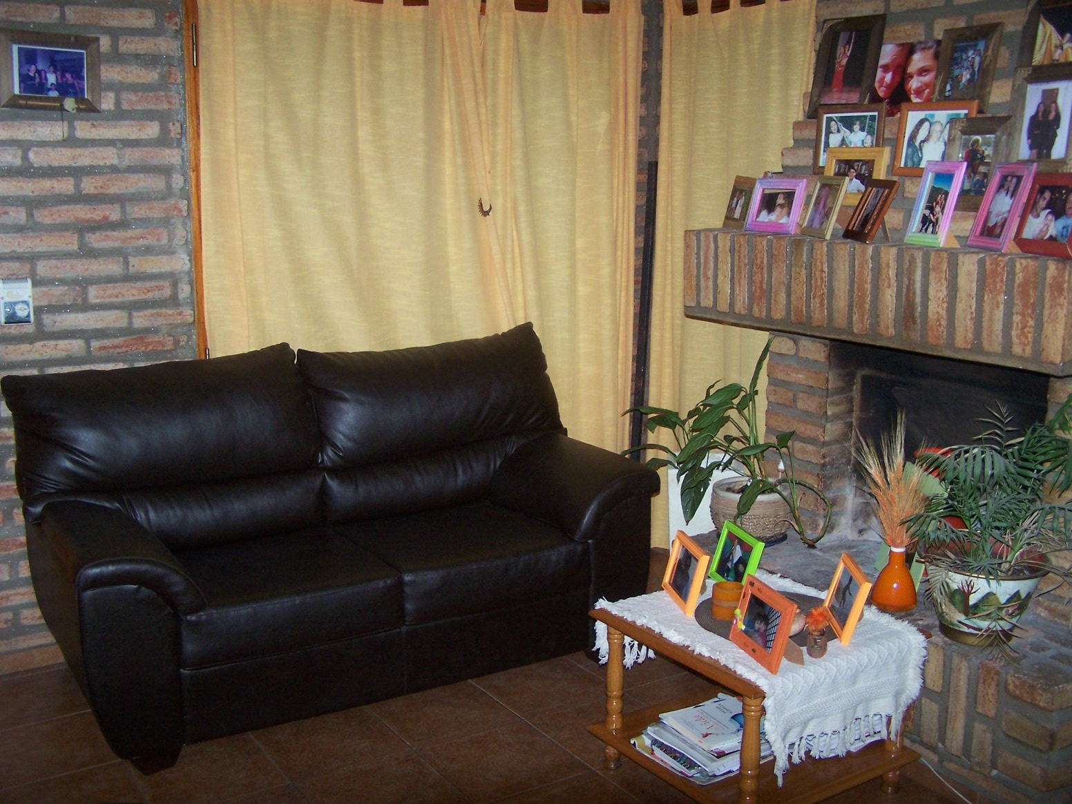 Excelente Chalet, listo para entrar, 2 dormitorios, Living-comedor con hogar a leña, cocina amplia, lavadero cubierto, quincho-cochera con deposito, aberturas de madera, techo con tejas. — foto 2