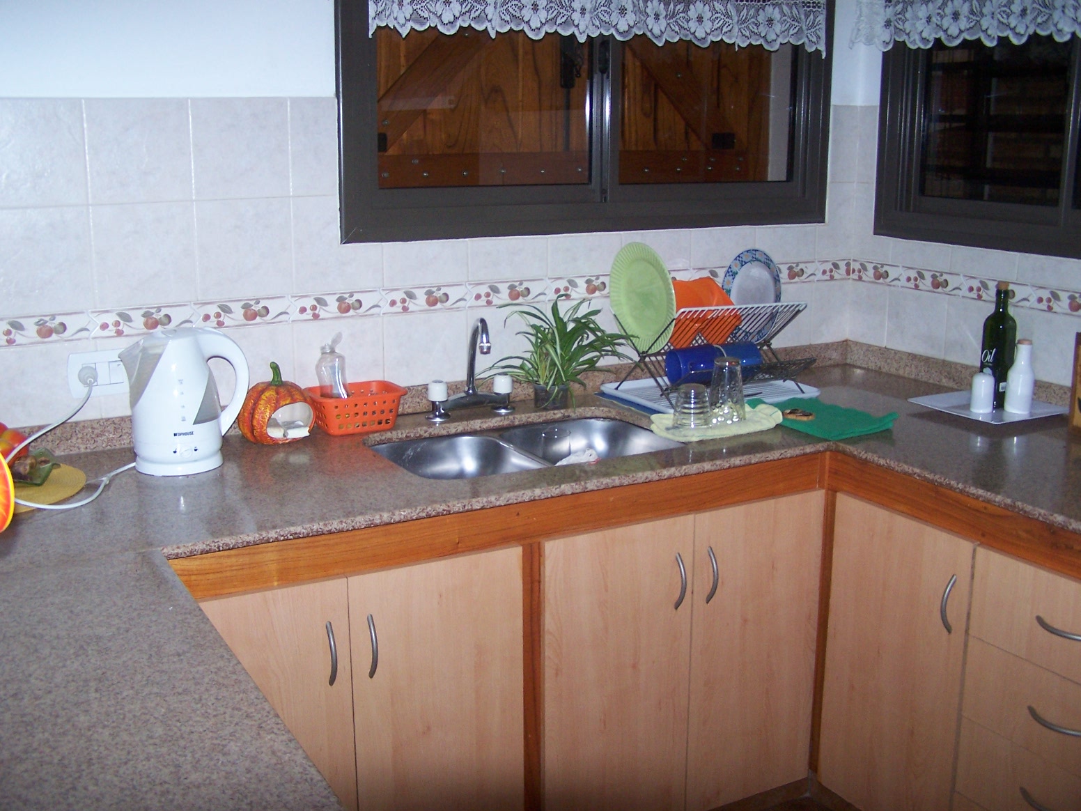 Excelente Chalet, listo para entrar, 2 dormitorios, Living-comedor con hogar a leña, cocina amplia, lavadero cubierto, quincho-cochera con deposito, aberturas de madera, techo con tejas. — foto 3