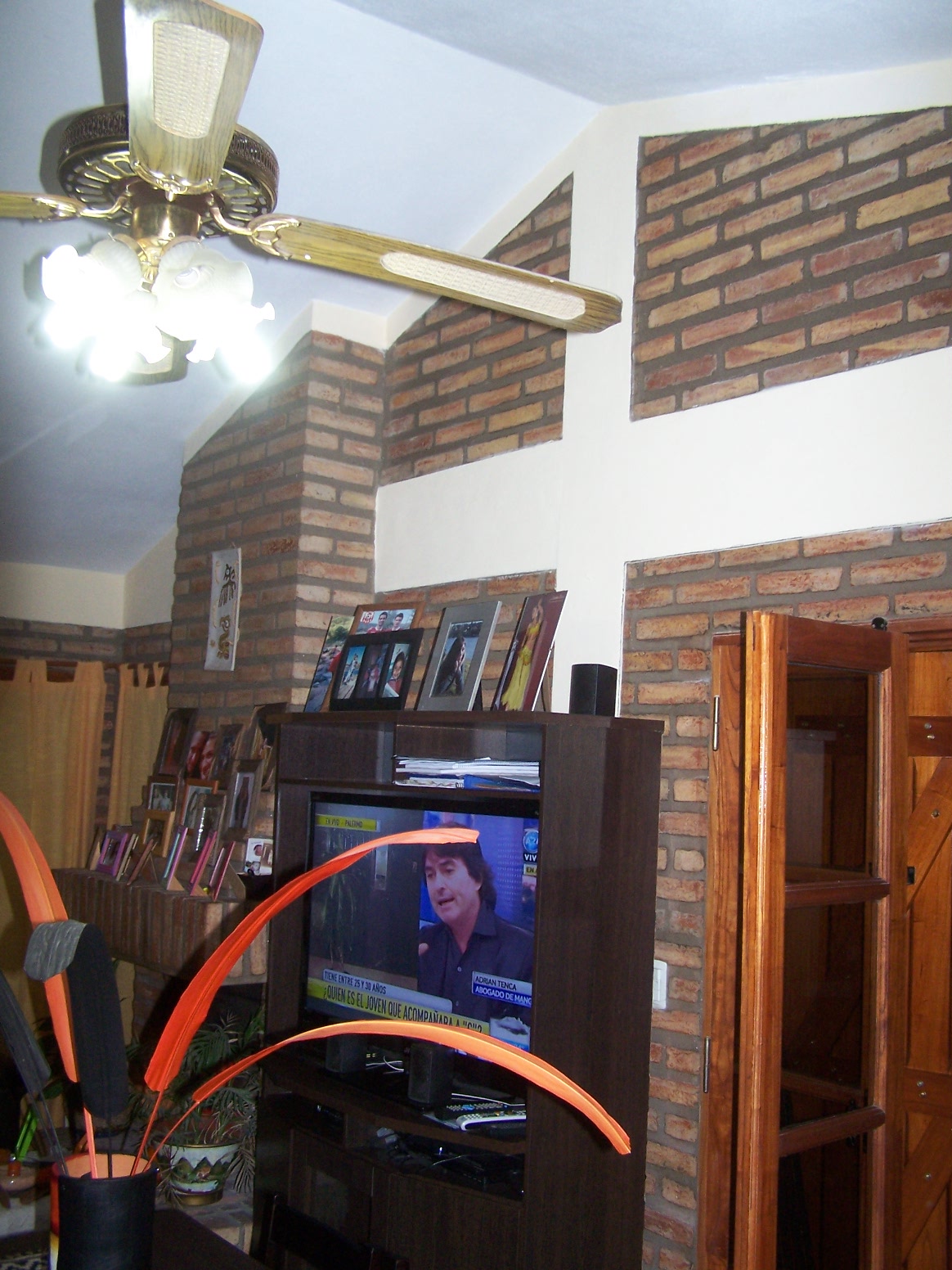 Excelente Chalet, listo para entrar, 2 dormitorios, Living-comedor con hogar a leña, cocina amplia, lavadero cubierto, quincho-cochera con deposito, aberturas de madera, techo con tejas. — foto 4