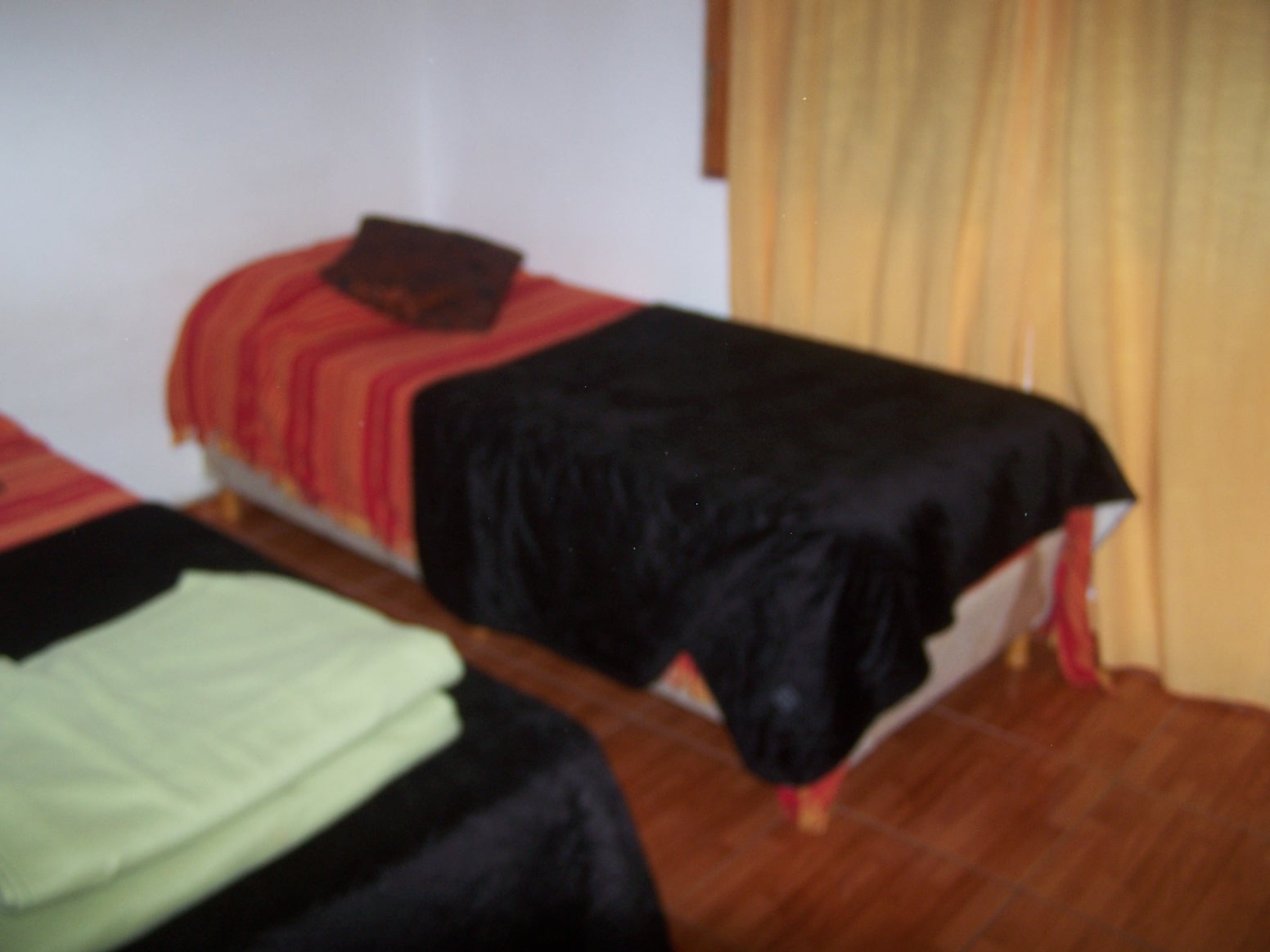 Excelente Chalet, listo para entrar, 2 dormitorios, Living-comedor con hogar a leña, cocina amplia, lavadero cubierto, quincho-cochera con deposito, aberturas de madera, techo con tejas. — foto 5