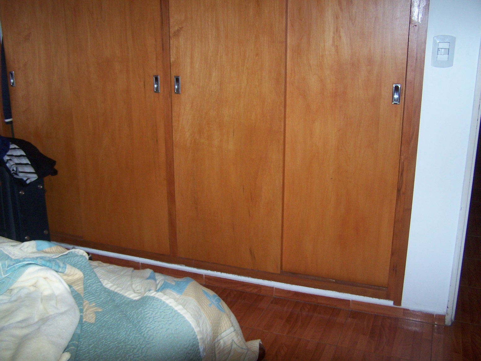 Excelente Chalet, listo para entrar, 2 dormitorios, Living-comedor con hogar a leña, cocina amplia, lavadero cubierto, quincho-cochera con deposito, aberturas de madera, techo con tejas. — foto 6